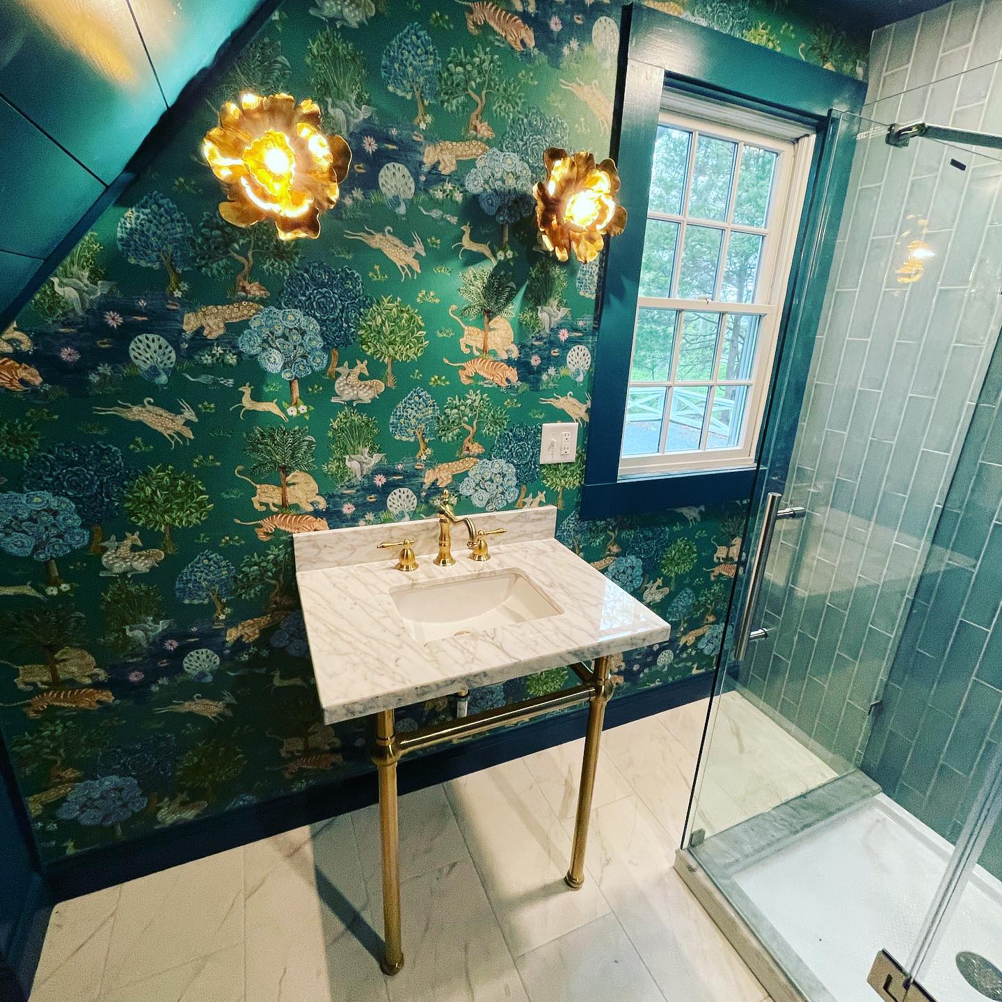 Today’s weather got you down? Let this beautifully appointed washroom cheer you up. The shower tile is continued outside of the glass shower, along the whole wall. It makes what might feel like a small space much larger, while highlighting the wallpaper and incredible sconces.
#remodel #renovation #oldturnednew #interiordesign #interiordecor #tile #mainebuilders #coastalgeneralconstruction #coastalgeneral