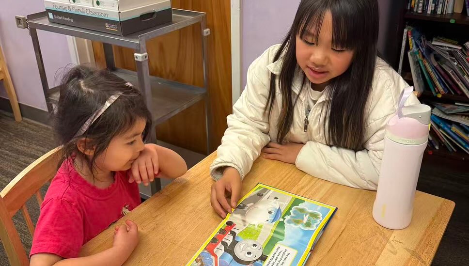 Every week, we have a class in which our 3rd through 5th graders read to our kinder through 2nd graders. The older students get practice reading, and younger students enjoy the stories. These experiences build stronger bonds within our school community!
#chineseimmersion #mandarinimmersion