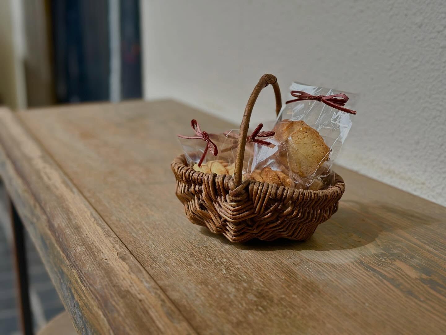 
〜ホワイトデーのペッパーサブレ〜
ピリリとしまる大人味のサブレ。
今週末限定で、販売しております🕊️
ほんの少し。いつものお礼に💌
4枚入り¥320
ーーーーーーーーーーー
〜月光荘ファルベ 生演奏の夕べ🎻〜
▪日付:2026年3月1日(日)21日(土)29日(日)
▪時間:①15:00〜②16:00〜
▪参加費:ワンドリンクオーダー
紅茶とスコーンを頬張りながら贅沢な生演奏BGMが月光荘ファルベで奏でられます。
毎回変わる演奏家たちへ、美しい音色に感謝を込めて、お帰りの際お渡しする封筒にチップをそっと入れていただければ全額演奏家へ渡ります。絵の具工場で過ごす、優雅な午後を。
📯月光荘ファルベで生演奏をしてくださる音楽家の方を随時募集しております。HPをご確認のうえ、ご興味ございましたらぜひご連絡くださいませ。
〜レディースバレエ•ストレッチクラス〜
▪日付:2026年3月22日(日)、28日(土)
▪時間:13:00-14:00
▪参加費:¥1500
▪HPから事前申し込みの上ご参加ください
〜マイカラー・ラボ〜
🌈From 3 basic colors
▪️ファルべの営業日はいつでもご参加できます。
▪️参加費:2,200円(税込)
※予約不要!混雑時はお待ちいただく場合がございます。
月光荘の絵の具工場で実際に使用している顔料とバインダーを使って、参加者自らの手で水彩絵の具を練り上げます。調色表をヒントに、思いのままに顔料を配合して完成したオリジナルカラーには、あなた自身が名付け親となって世界に二つとない色名をつけていただきます。
🌈From 9 colors with a frame
※予約必須
▪️日時: 3/13,14,20,21,27,28
▪時間:13:00-14:30(90分)
▪HPから事前申し込みの上ご参加ください
基本の三原色を含む全9色の顔料から、オリジナルの水彩絵の具を2色制作します。完成した絵の具をプレス技法で色を重ね合わせながら、世界にひとつ、あなた色でつくるアートワークを仕上げます。
〜おえかき缶バッジ💎〜
◾️ファルべの営業日はいつでもご参加できます。
▪️場所:月光荘ファルべ/喫茶スペース
▪️参加費:1,100円(税込)
※予約不要!混雑時はお待ちいただく場合がございます。
たくさんの画材とあなたのアイディアで、描いた作品がいつも身につけられる缶バッジに。
マイカラーラボでお作りいただいた水彩絵の具を使うのもおすすめです!
〜🍿フライデーシアター〜
◾️毎週金曜日
▪️場所:月光荘ファルべ/喫茶スペース
▪️¥ワンドリンクオーダー
毎週金曜日、ファルベは「街の映画館」に変わります。パブリックドメインの懐かしの名画からアニメ映画まで、多彩な上映作品をご用意。月光荘ファルベならではの音にこだわった豊かな音響空間で、映画とおしゃべりを肴に、特別な週末の幕開けをどうぞ。
ーーーーーーー
📯月光荘ファルべ📯
埼玉県入間郡三芳町竹間沢324-6
金・土・日 11:00-17:00
※L.O.16:30
※営業日の変更はInstagramにてお知らせします
※最寄駅:東武東上線みずほ台駅
※近くに有料駐車場もございます
※キャッシュレス決済のみ
ーーーーーーー