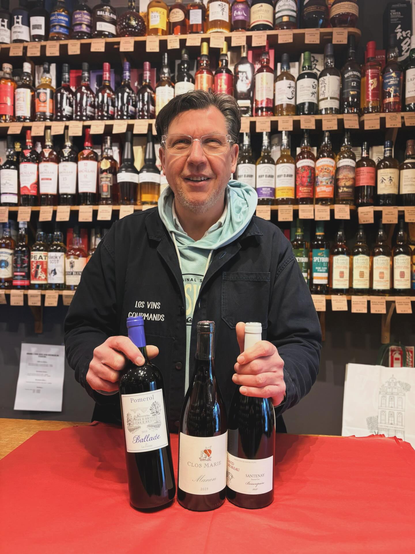 🍷 Les coups de cœur de Pascal & Simon – Les Vins Gourmands, Valenciennes
Nos cavistes de Valenciennes vous partagent quelques bouteilles qu’ils aiment particulièrement en ce moment.
Les coups de cœur de Pascal :
• Pomerol “Ballade de La Pointe”
Le second vin du Château La Pointe. Un joli Pomerol majoritairement basé sur le merlot : rond, puissant, avec beaucoup de gourmandise et une belle profondeur.
• Clos Marie “Manon” – Pic Saint-Loup
Un Languedoc blanc assez confidentiel signé par une grande maison du Pic Saint-Loup. Un vin très expressif sur des arômes de fruits jaunes et exotiques, avec une touche légèrement florale. Un blanc frais, équilibré, avec une belle matière.
• Santenay 1er Cru “Beaurepaire” – David Moreau
Ancien de la Romanée-Conti, David Moreau signe ici un superbe Santenay. Un pinot noir précis, complexe, avec beaucoup de fraîcheur et une très belle élégance.
Les coups de cœur de Simon :
• Rinaldi – Ferma Fontassa (Ardèche)
Un domaine qui fait des vins naturels, en pleine ascension en Ardèche. Un grenache léger, frais et très digeste : clairement l’un de nos gros coups de cœur depuis son arrivée à la cave.
• Nuits-Saint-Georges 2023 – Jérôme Chezeaux
Un pinot noir déjà très accessible malgré sa jeunesse. De la complexité, un peu de tanin et une belle profondeur typique de l’appellation.
• Saumur-Champigny “La Folie” – Château Yvonne
Un cabernet franc légèrement végétal, très élégant. Moins boisé que la cuvée classique du domaine, parfait à boire dans sa jeunesse.
Passez voir Pascal et Simon en boutique à Valenciennes, ils seront ravis de vous guider vers la bouteille qui vous correspond. 🍷
#lesvinsgourmands