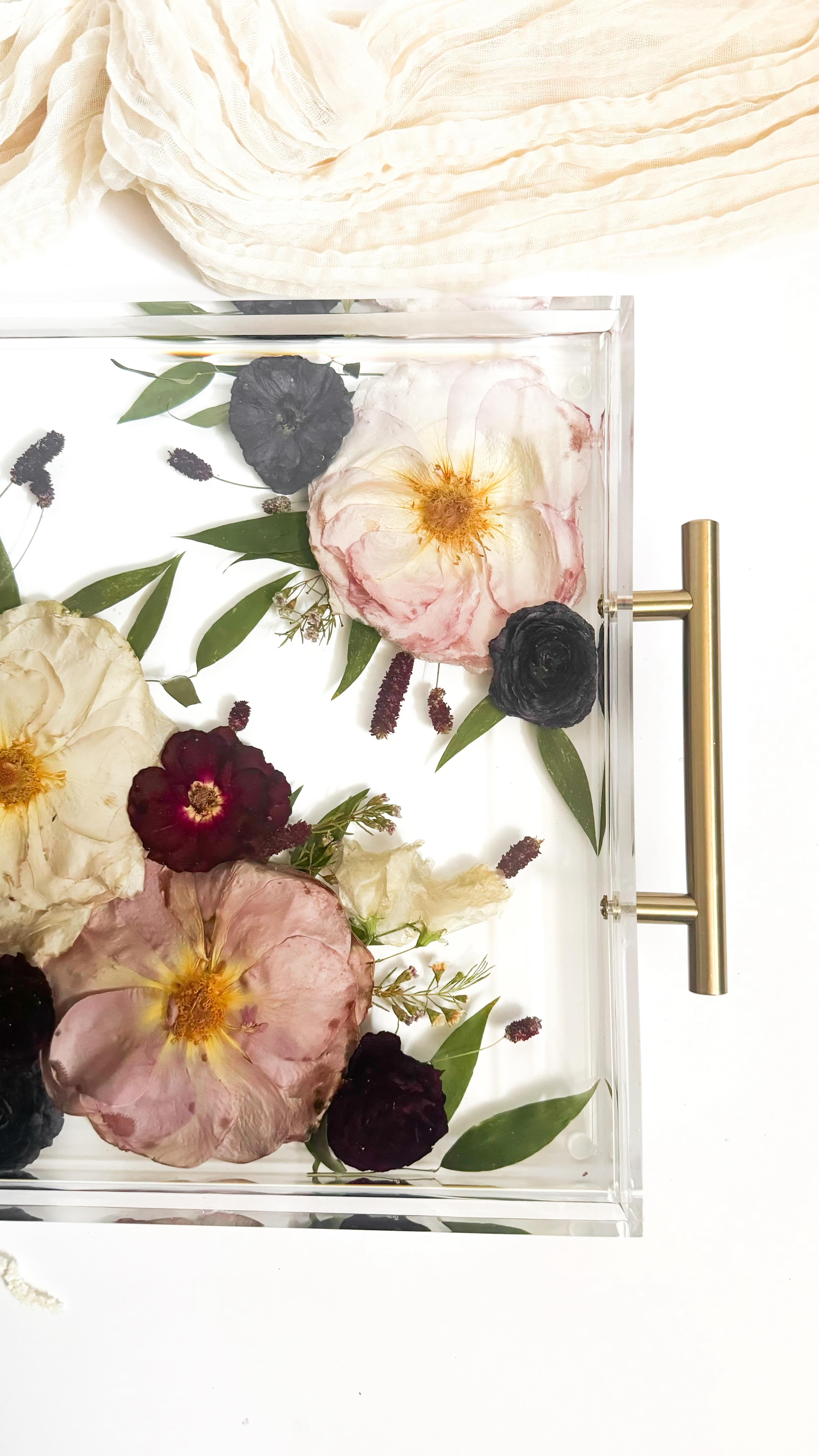 Unsure about the perfect tray for you?
Check out our newest blog on our website to help guide you to choosing the right tray and size!
#floralpreservation #bridalbouquet #weddingflowers #weddingvendor #resinfloralpreservation