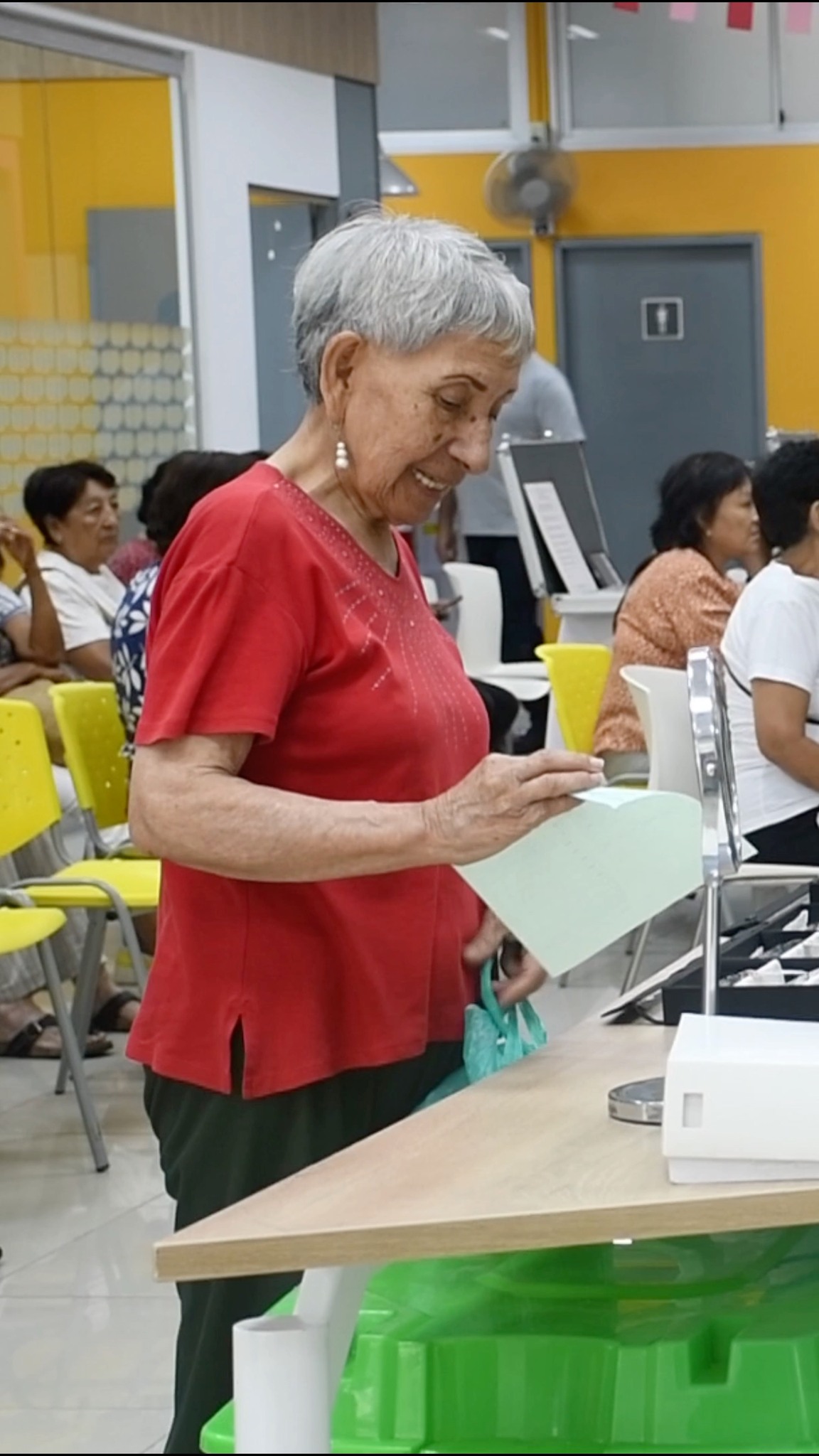 Seguimos acercando salud visual a más personas. 👁️
En alianza con Yuyaq, la Casa del Pensionista, programa de la @onp.oficial, hemos realizado campañas de atención visual dirigidas a pensionistas, contribuyendo al cuidado de su salud y bienestar.
📍 Este video corresponde a la campaña realizada en la sede Cercado de Lima, donde trabajamos para que más personas puedan ver y vivir mejor.