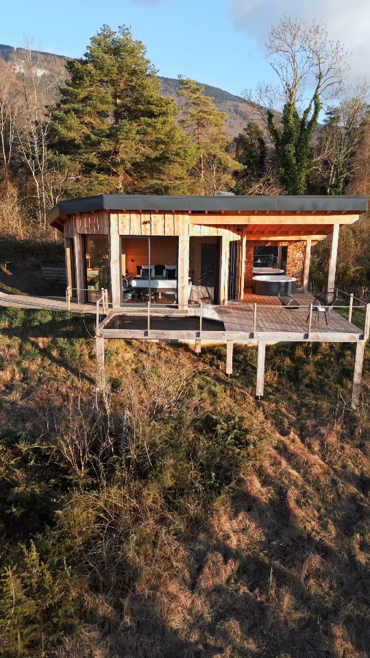 ✨ Le luxe d’un 5 étoiles, au cœur de la nature et de la forêt. 🌲
Saviez-vous qu’à seulement 1h de Lyon, Genève ou Grenoble, se cache un secret bien gardé ?
Bienvenue chez Cocoon Wood Savoie. 🏔️
Nous sommes Guillaume et Anaïs. Nous avons imaginé et construit ces deux lodges d’exception, juste à côté de notre maison, au cœur de la forêt savoyarde. Notre mission ? Vous offrir une déconnexion totale, loin des lobbies d’hôtels impersonnels.
Pourquoi choisir le lodge plutôt que l’hôtel 5* ? 🧐
🛁
Votre spa privé : Chaque lodge dispose de sa propre baignoire balnéothérapie et de son sauna. Rien que pour vous.
🥐 Le réveil parfait : Petit-déjeuner compris.
🍽️ Arrivée sereine : Accès en autonomie dès 16h et repas déjà servis à votre arrivée. On s'occupe de tout, vous ne vous occupez de rien.
🌅 Spectacle naturel : Pas de vis-à-vis, une vue dégagée, la nature tout autour et des couchers de soleil inoubliables.
La discrétion est notre priorité : vous ne nous voyez pas, mais nous restons disponibles à tout moment si vous avez besoin de nous.
📍 Idéalement situé en Savoie :
🚗 20 min de Chambéry & Aix-les-Bains
🚗 1h de Lyon, Genève & Grenoble
✨ Prêts à venir vous ressourcer ? Réservez votre parenthèse chez nous ❤️❤️❤️
#cocoonwoodsavoie
#love #savoie #logementinsolite #weekend