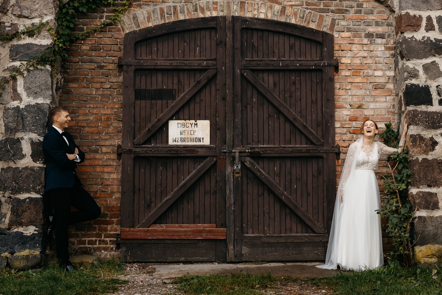 Nie da się ukryć, że sesje na plaży z morzem w tle należą do jednych z moich ulubionych 🤍 W powietrzu czuć, że wiosna rozgaszcza się pomiędzy nami coraz śmielej, więc okazji do takich spotkań będzie zdecydowanie więcej 🌼. Zima była potrzebna, taki czas wycofania, uspokojenia, wyciszenia jest naprawdę wartościowy.
Pięknie stworzony jest ten świat, że pory roku mogą wyznaczać rytm życia. A teraz wszystko budzi się do życia i ja też 🤸♀️… Kto ma ochotę już wyskoczyć spod kocyka? #fotografiarodzinna #fotografelblag #zatokagdanska #wspolnechwile