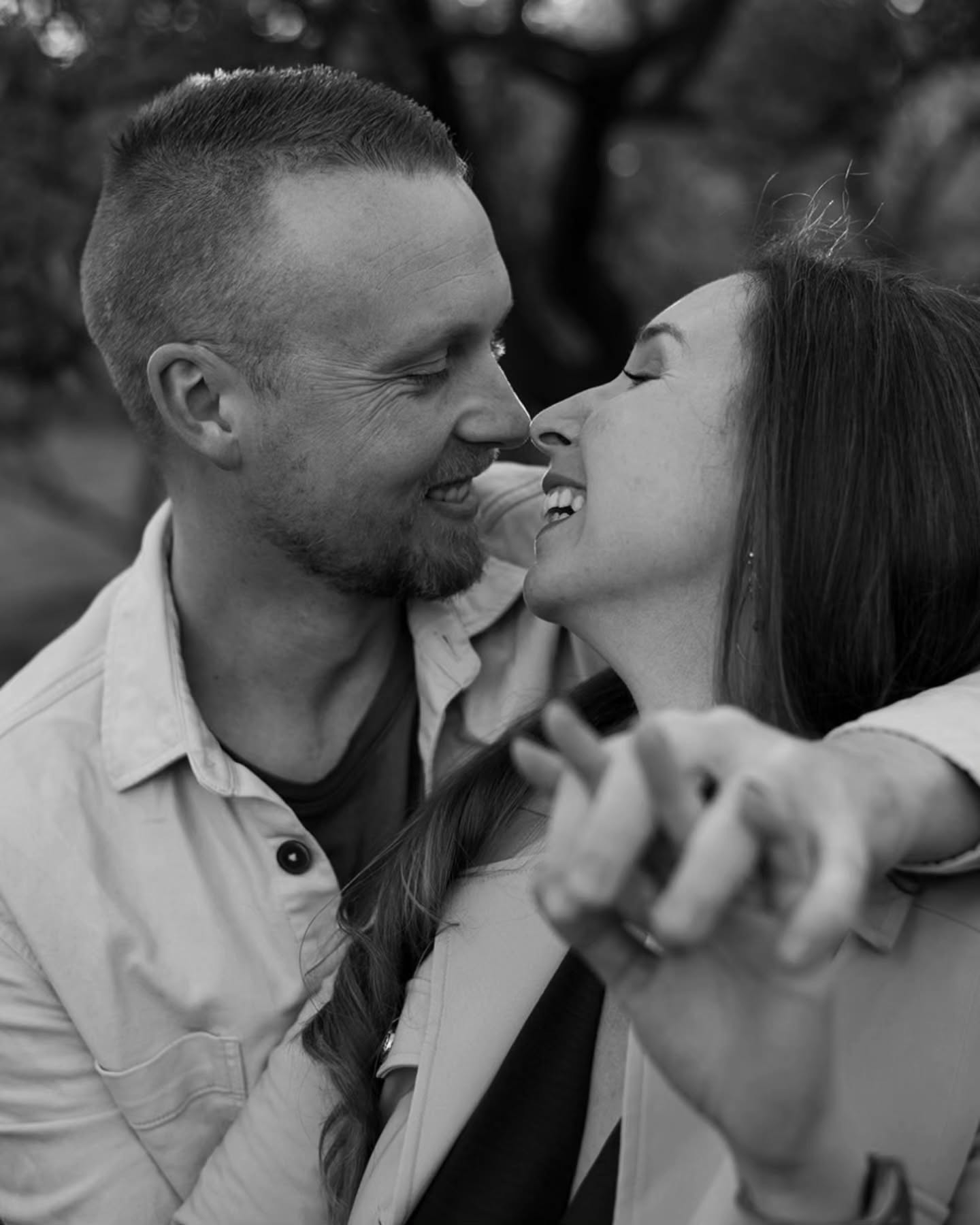 Intégrer un élément du mariage à la séance d'engagement ? Je dis OUI ! 🍋
Qu'est-ce que j'aime ces moments où l'on apprend à se connaître, on papote autour du jour J à venir tout en créant des moments inoubliables 🥹
La séance d'engagement c'est vraiment le premier pas dans votre mariage, un moment que j'adore !
On se retrouve en août au @domainedesgrandssinges ✨
#SeanceEngagement #couple #love