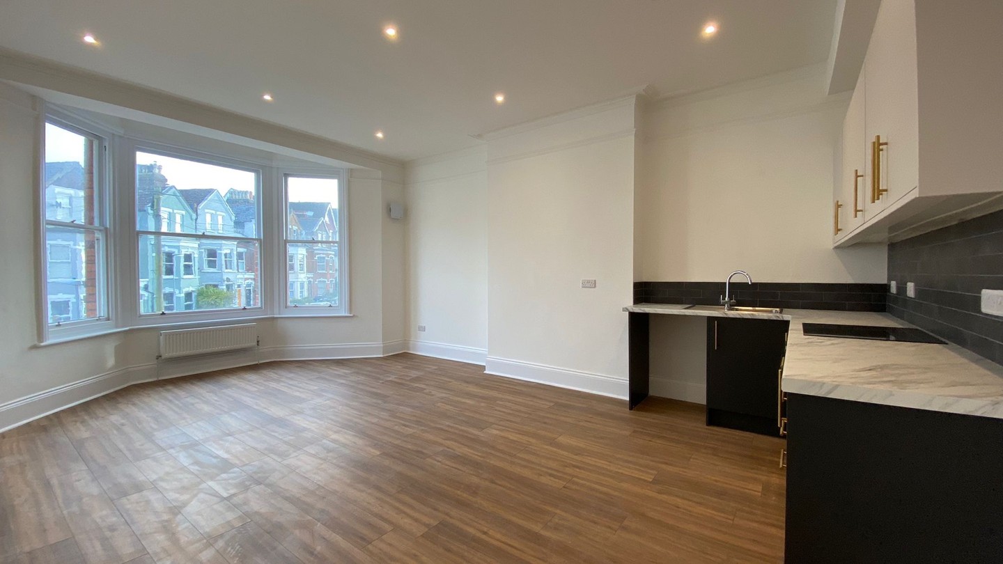 Open planning living at one of our recently completed rentals.
#vincedevelopments
#stleonardsonsea
#stleonardsrentals
#propertyrentals
#propertydevelopment
#twotonecabinets
#twotonekitchen
#kitchendesign