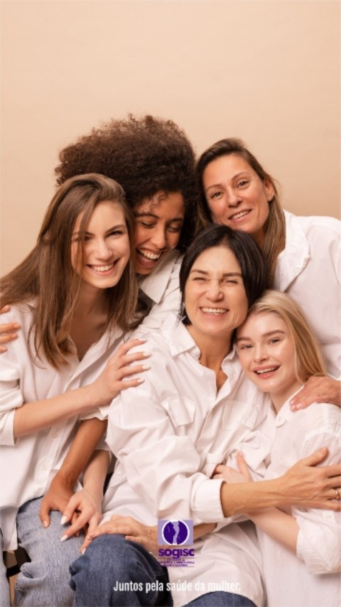 “Ser mulher é viver com autenticidade, leveza e liberdade para escolher o que faz sentido.”
No Dia Internacional da Mulher, celebram-se as muitas formas de ser mulher.
Em alguns momentos, elas são força. Em outros, cuidado. Às vezes liderança, outras vezes acolhimento. Vivem diferentes papéis ao longo da vida e, em cada fase, constroem novas formas de existir, aprender e evoluir.
A feminilidade também está nessa multiplicidade. Está na liberdade de ser quem se é, de reconhecer as próprias conquistas, de aceitar os próprios processos e de seguir em frente sem precisar atender a todas as expectativas.
Cada vez mais, cresce também o espaço para algo essencial: menos cobranças, mais gentileza consigo mesmas. Mais atenção à saúde, ao bem-estar e às escolhas que realmente fazem sentido.
Neste dia, a SOGISC deseja que cada mulher se permita viver com mais leveza, cuidar de si com prioridade e seguir escolhendo, todos os dias, o que há de melhor para a sua vida. 💜
#SOGISC #DiaInternacionaldaMulher