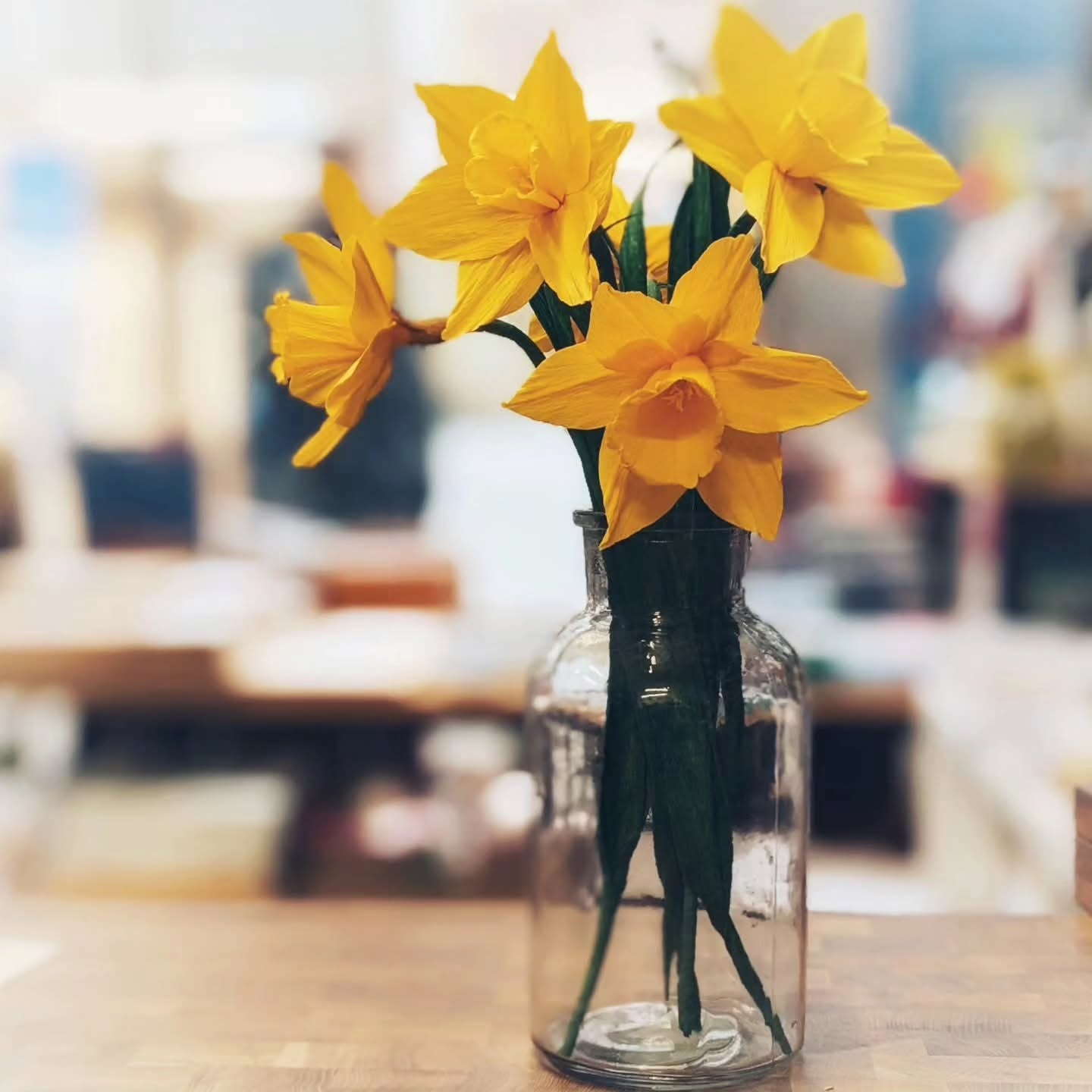 Daffodils.
Lovely spring time flowers with the added bonus of being able to keep these paper versions all year round!
I typically make daffodils from German doublette paper since I think the paper's texture works perfectly for them.
#paperflowers #paperflorist #daffodils