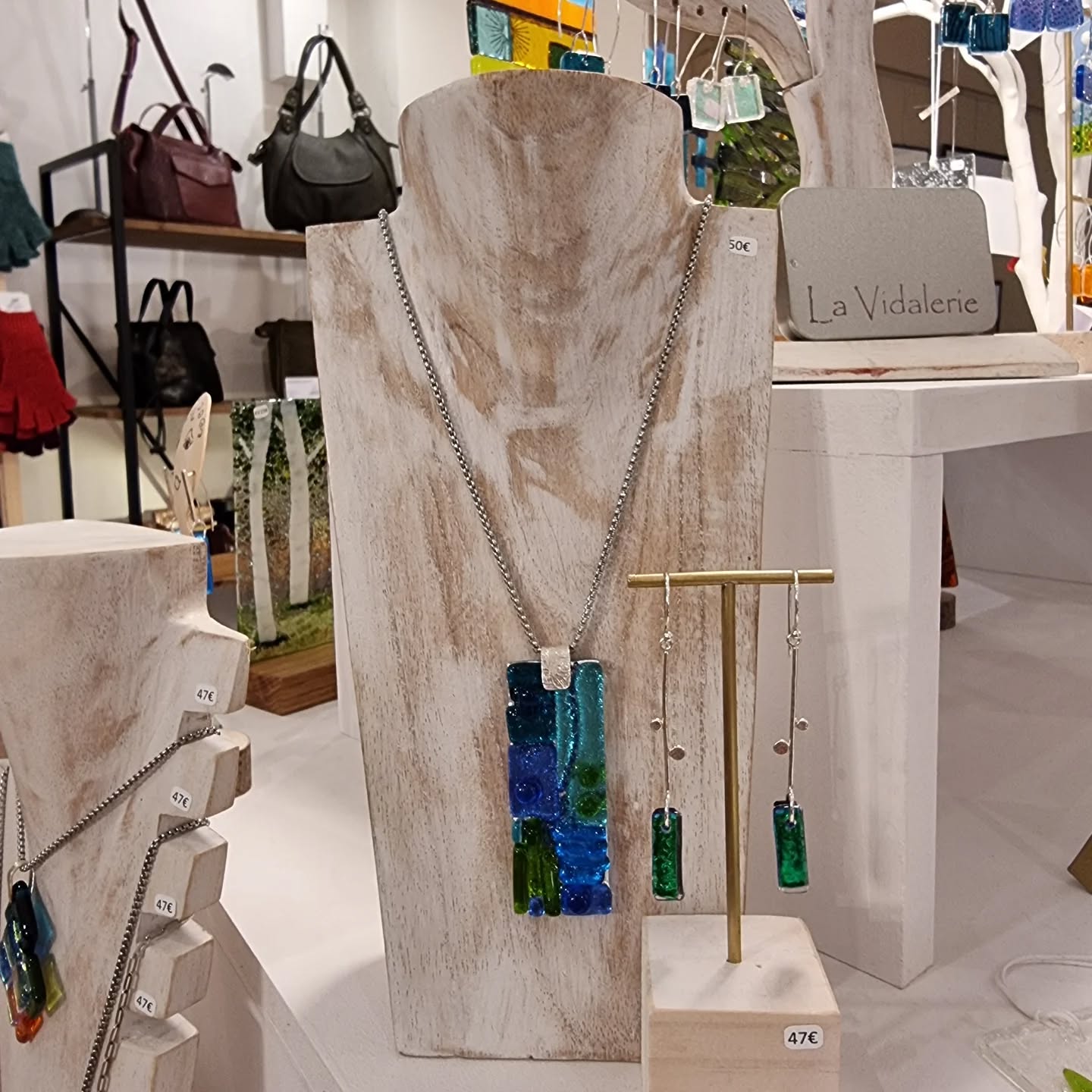 Nouveaux bijoux en verre fusionné dans la fabuleuse boutique @baldescreateurs à Rodez. N'hésitez pas à visiter cette boutique animée regorgeant de créations artisanales.
New fused glass jewellery in the fabulous @baldescreateurs in Rodez. Do visit this lively shop full of artisan crafts