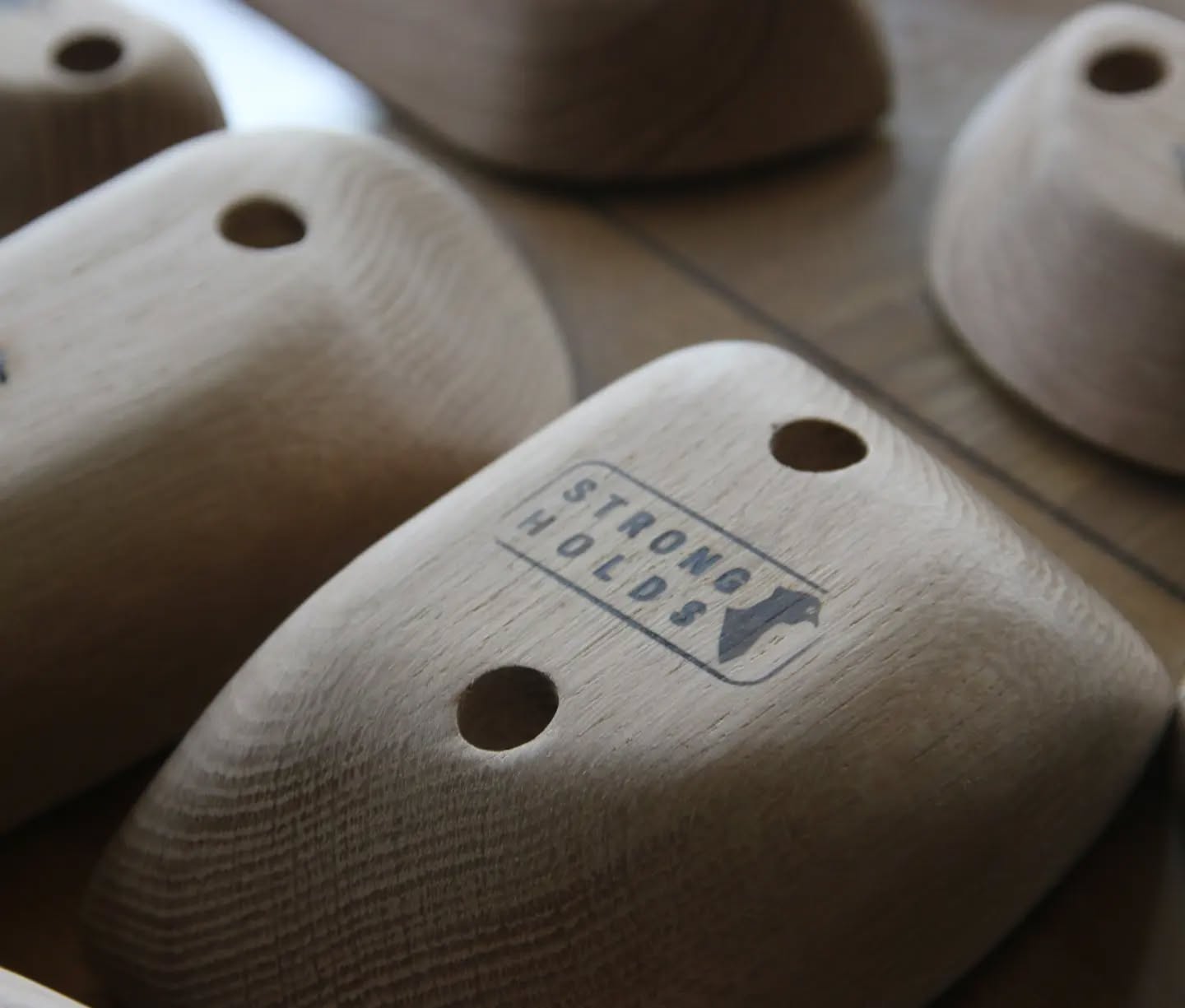 3 Monster sets leaving the workshop this week and all with the new brand. Plenty of really chunky oak in here... See the website for more💪
Props to @outpostworkshopuk
For the new brand👌👌
#climbingholds #trainingmotivation #climbingtraining #trainingforbouldering #climbhard #climbharder #bouldering