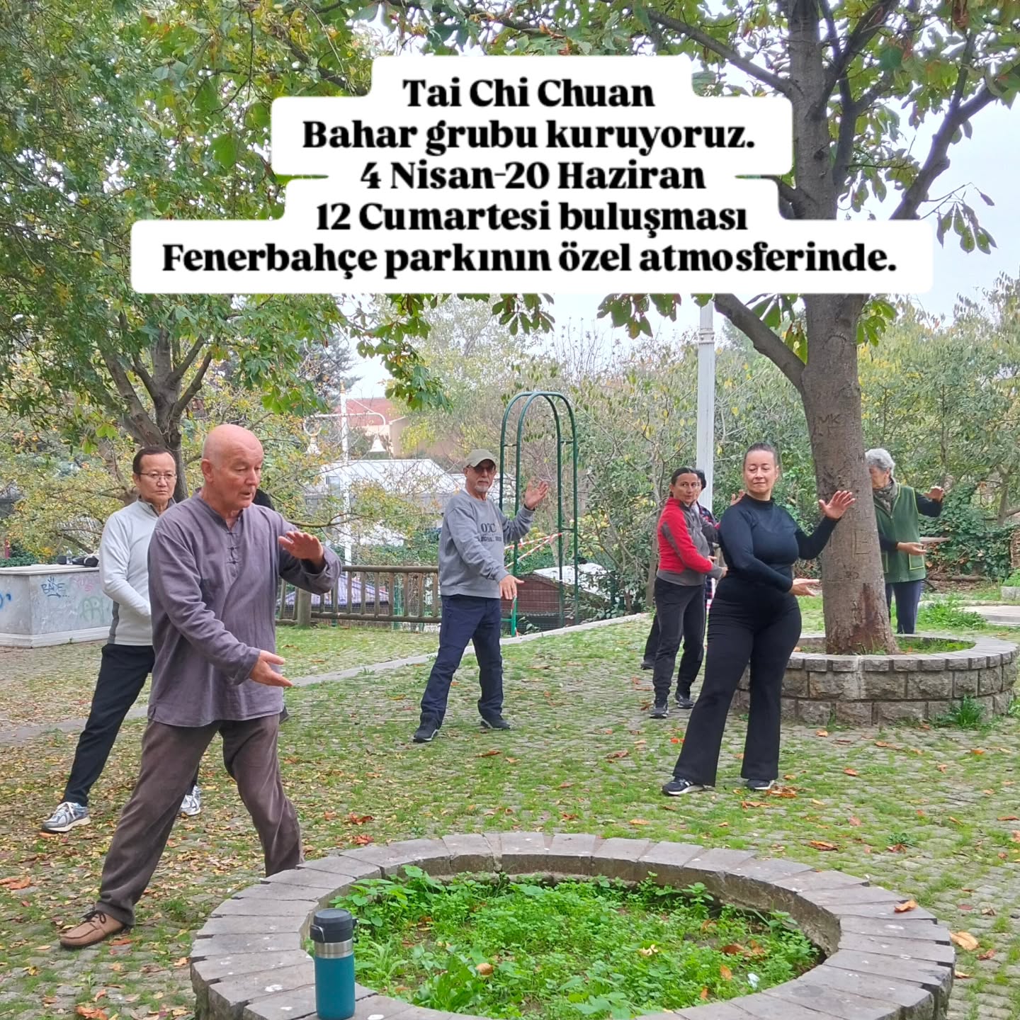 Bu dönem kurduğumuz Tai Chi Chuan grubu çalışmaları devam ederken, yeni katılım için soranlar oluyor. Bir noktadan sonra grubu yeni katılımlara kapatıyoruz. Çünkü adım adım, kavramlar alınmadan, gecikmeli gruba dahil olmak uyum sorunu yaratıyor, yeni katılımcıyı umutsuzluğa çekiyor.
Şimdi bir olanak var, Tai Chi çalışmalarına başlangiç seviyesinden girmek için. 4 Nisan-20 Haziran arasında 12 Cumartesi buluşması yapacağımız yeni başlangıç grubu, bahar başlangıcında hem yeni katılımcılara hem de bana iyi gelecektir diye düşünüyorum. Dünyanin, ülkenin halini düşününce...
Ne üç maymunu oynamak, ne de üç maymunu oynamayı öğretmek niyetinde değilim ve olmadım hiç bir zaman, 35 yılı aşkın Tai Chi Chuan yolculuğumda. Vitrinci değil, fonksiyonel bir yaklaşımla birikimimi paylaşmaya çalışıyorum. Ayakta kalabilmek, şu muhteşem gezegene ihanet etmeyen evlatları olabilmek için.
Güzel olanı aramaktan vazgeçmemek için.
Ütopyacı deseler de, ütopyaları gerçek kılmak heyecanını kaybetmemek ve başka ütopyacılar ile buluşmak için.
Neyse, şart değil tabii Tai Chi Chuan çalışmanız şu ömürde. Hayat öyle de geçer, böyle de. Ancak şu andan itibaren Tai Chi Chuan çalışmaya başlamış siz ile başlamamış siz arasında on yıl sonra çok fark olacağını biliyorum. Bana "hadi başlayın" demek düşer.
Profildeki web sitesinde iletişim kutusunu doldurursanız size e-posta ile geri dönerim.
(www.suhaertekin.com)
4 Nisan Cumartesi 12:00-13:30 ilk ders
20 Haziran Cumartesi 12:00-13:30 son ders.
12 Cumartesi buluşması. Sonra sonbaharda buluşacağız.
Çalışma mekânı:
Fenerbahçe Parkı
Güzel bir grubun oluşmasını ve herkese sağlık, sevinç, huzur dilerim.
Süha Ertekin