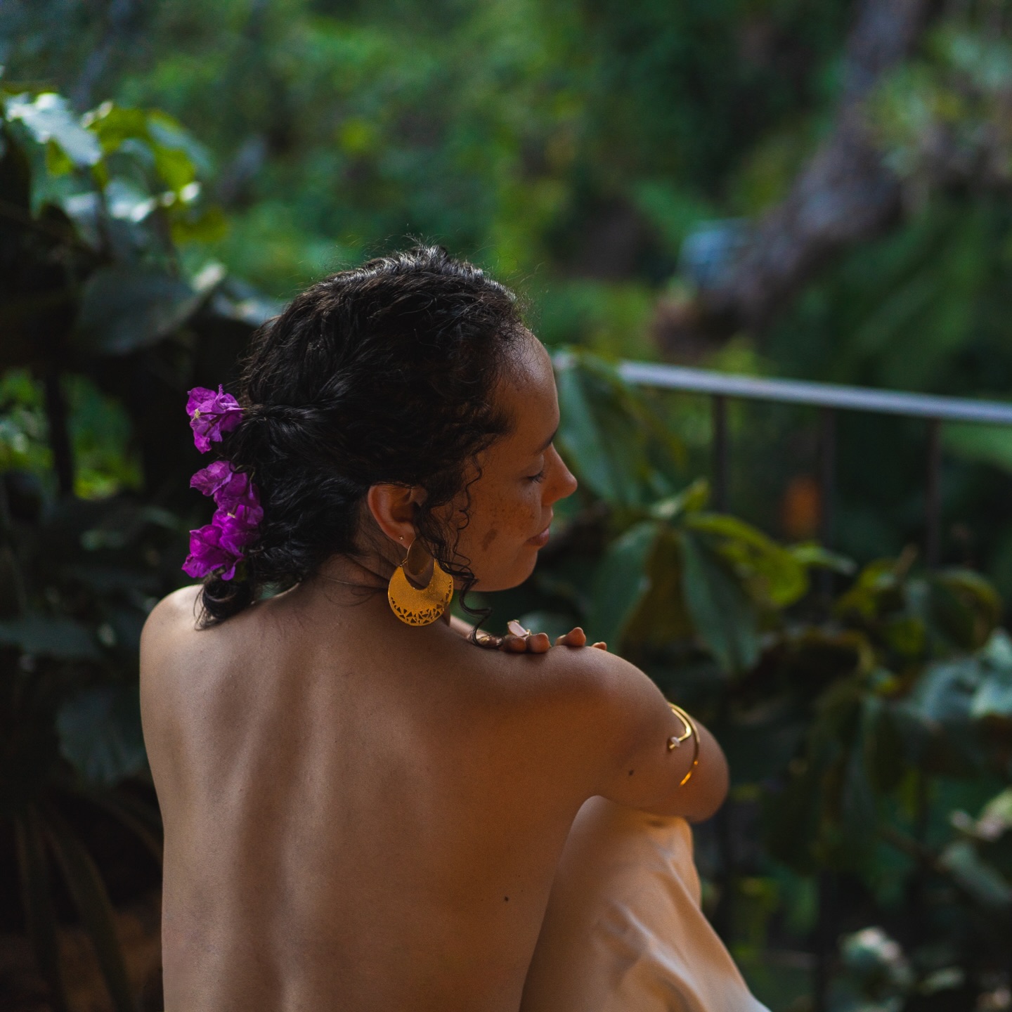 Crecí creyendo, inconscientemente, que no era digna de ser amada.
Que era muy rara, diferente, que no encajaba.
Mi mamá me cuenta que varias veces, cuando estaba pequeña, yo le decía que si el mundo era así… yo no quería vivir en él.
Siempre me sentí distinta.
Vivía en una fantasía de juegos inventados en mi cabeza.
Era mi forma de salirme del mundo en el que vivía:
creaba historias, inventaba viajes, imaginaba otros mundos.
Recuerdo la primera vez que me gustó un niño en el colegio.
A él le gustaba mi amiga.🥲
Y eso me dio mucha tristeza, porque sentía que había algo malo conmigo.
Que quizá no era tan bonita.
Que quizá era demasiado rara.
Los niños en el colegio me molestaban todo el tiempo, y desde pequeña empecé a sentir rabia hacia ellos.
Un cierto rechazo.
Me hacían bromas y yo aprendí a defenderme.
A pelear.
A devolver el golpe, a voltearles los bolsos al revés.
Ese recuerdo me llegó hace poco mientras manejaba, he estado reflexionando mucho sobre mis relaciones.
Porque, a veces, en mis relaciones de pareja todavía aparece esa sensación:
que soy rara, que soy demasiado,
que si me muestro como la tormenta grande y celeste que soy… quizá es demasiado para el otro.
Que no lo van a poder sostener y contener.
Y entonces aparece el miedo a mostrarme.
A mostrar mis emociones.
Y entendí que es una sensación que vive en mí desde que era niña.
Hoy puedo ver que meterme en una coraza fue un mecanismo de defensa.
Una coraza dura y pesada, una calabaza grande, impenetrable.
Porque si soy rara… quizá así no me lastiman.
Pero con el tiempo me he dado cuenta de algo:
pesa mucho vivir protegiéndose todo el tiempo.
Duele.
Y además esconderte tiene un costo invisible:
No permite que el otro te vea y tu tampoco puedes ver realmente al otro.
Poco a poco he ido soltando ese caparazón.
Permitiendo que mi esencia salga.
Mi mujer celeste.
Suave.
Más ligera.
Más amorosa.
Sin miedo a mostrar su tormenta,
que también es divina.
Hoy sé que no hay nada erróneo conmigo. Mi ‘rareza’ era en realidad mi magnetismo.
Y que sí soy profundamente amada.
Un ser amable.
Un ser que vale la pena mostrar.🐣💙
¿Alguna vez también has sentido que eras “demasiado”?