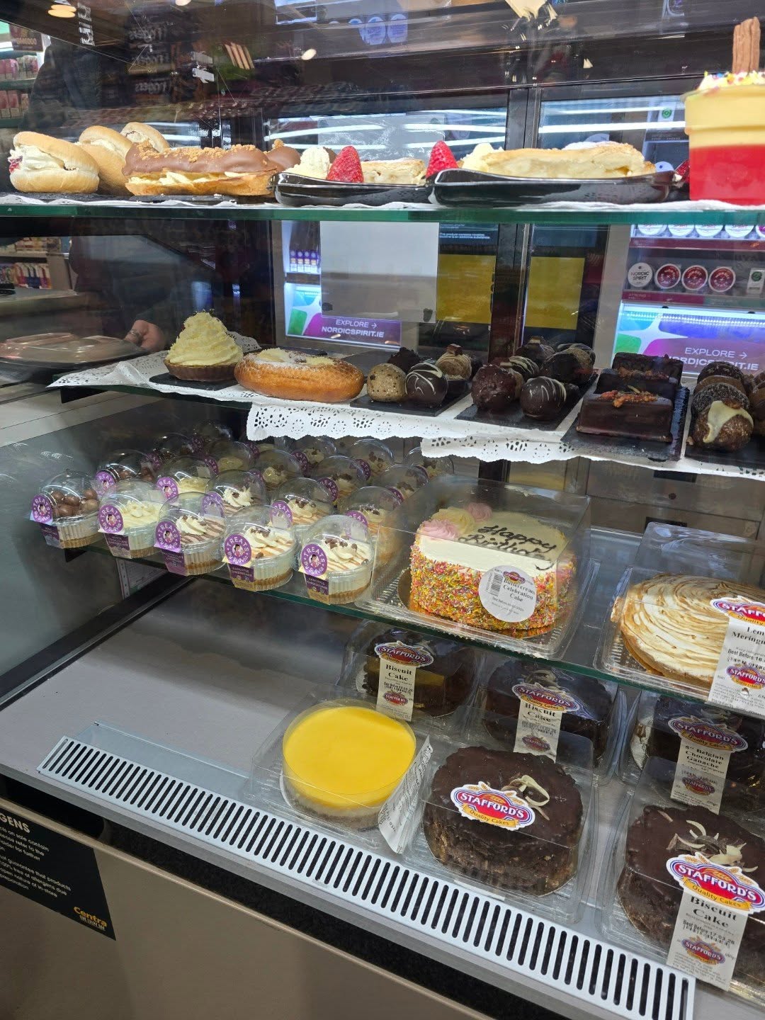 @centrakilbeggan Fresh restock 👌🍰😍
We are located in this fab cake display at the tills and also in the Grab & Go fridge at the coffee machines!
Treat yourself this Saturday ✨️
#centrakilbeggan #IrishFoodie #Cheesecake #supportinglocalbusiness #treatsbysylvia
