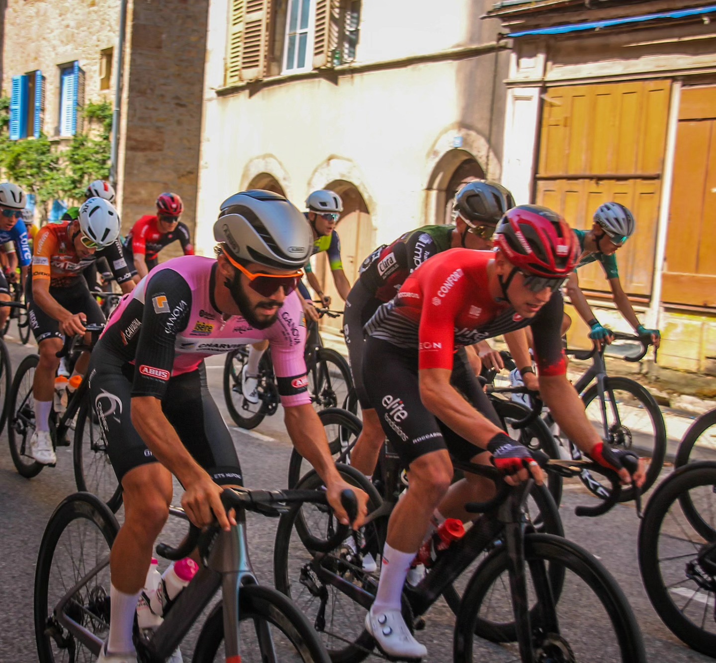 Back in the race mode 👊🏻💥
Nice week-end in France with @elitefondationscyclingteam with the win of @arnaud_tendon on sunday 🤌🏻🏆
📷 : Jean-François Supie / Patrick Berjot
#elitefondationscyclingteam #elitefondations #sogecoma #roccabois #conforti
#debonsarchitecture #leonbychaidubaron #gssportswear #velosophebeer
#factorbikes #velosophecyclistbeer #genevecyclisme #abuscycling #abussuisse
#danielosportswear #velotoze #julbo #julboathlete