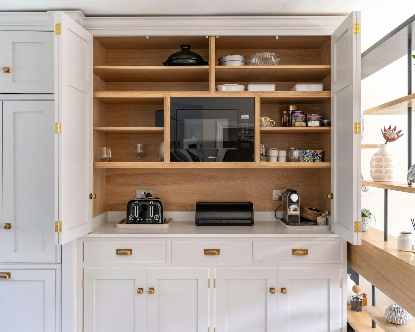A small design tip from us: if your kitchen exterior is white, using wood finishes on the interior can create a beautiful contrast. It not only adds dimension to the design but also makes the overall ambiance feel warmer and more inviting. #BespokeDesign #KitchenInspo #InteriorDesign #ModernLiving
