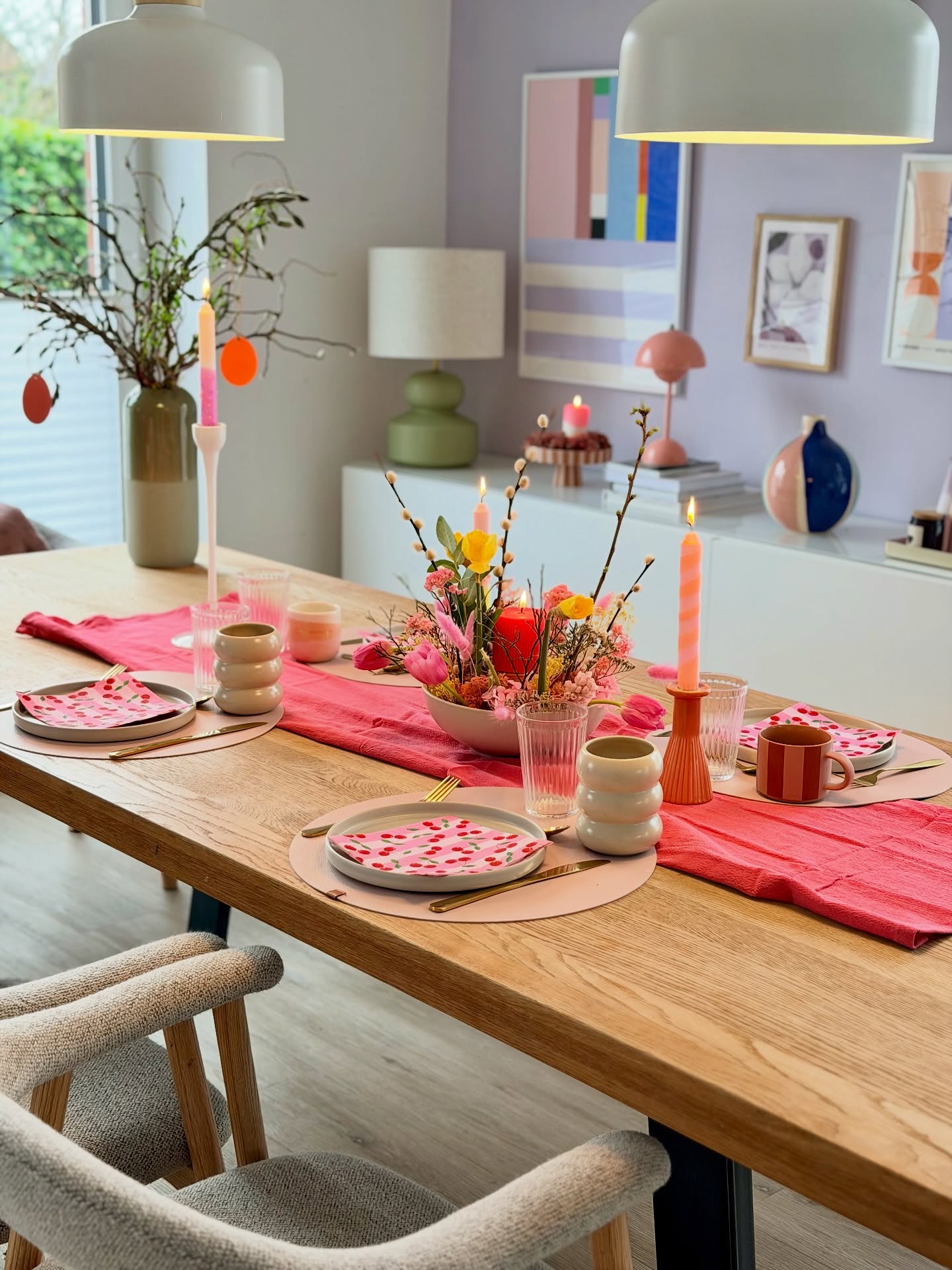Happy Weekend🌸🌸🌸
Wir hoffen euch geht’s gut🤩 Hier ist noch ein bisschen was los bevor es morgen in den Urlaub geht. Ich freu mich, wenn ich morgen im Auto sitze und hoffentlich an keine To Do‘s mehr denke😉
Habt es schön☀️☀️☀️
#colorfulhome #dekoliebe #cozyhome #gemütlicheszuhause #springdecor #frühlingsdekoration #tischdeko #tablesettingideas #interior #interiør #interior123 #chairs #myhome #wiosennekwiaty #wiosennedekoracje