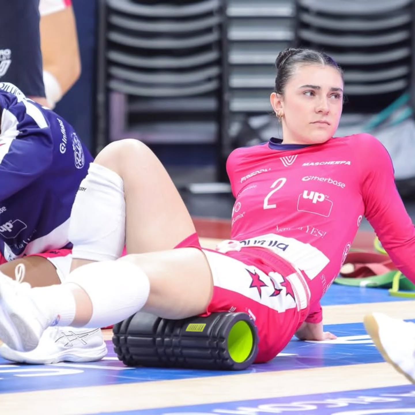 🏐 Prima di scendere in campo, ogni dettaglio conta: mobilità, attivazione muscolare e rilascio miofasciale.
Il foam roller aiuta a sciogliere le tensioni, migliorare la mobilità e preparare il corpo alla massima prestazione.
Recuperare bene significa giocare meglio.
•
•
🏐 Before stepping onto the court, every detail matters: mobility, muscle activation, and myofascial release.
The foam roller helps release tension, improve mobility, and prepare the body for peak performance.
Recovering well means playing better.
•
•
•
#foamroller #fisioterapia #stretching #pallavolo #allenamento