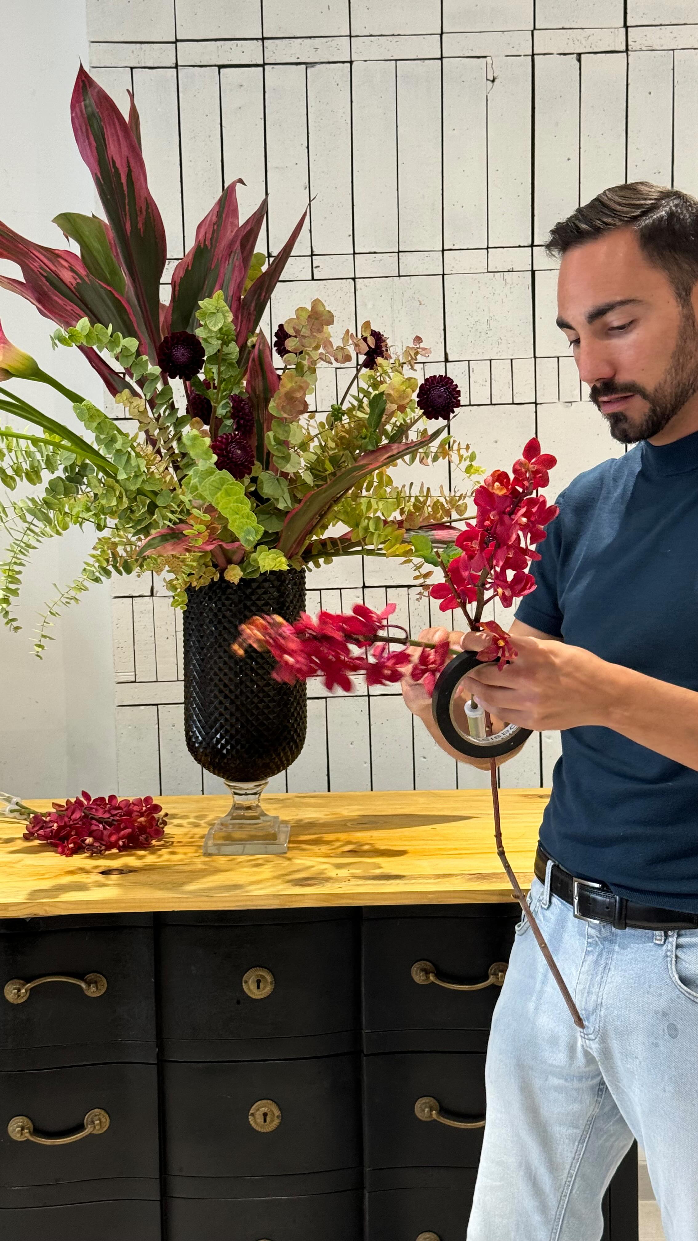 Listen up.
Floral decor has never been so alive.
This is your chance to see how an idea comes to life, how details make all the difference, and how every installation can become a unique experience.
If you love pushing boundaries with flowers and bringing innovation to your projects, this is a moment you don’t want to miss.
#floraldesigner
#luxuryflorals
#behindthescenes
#floralstyling
#designerlife