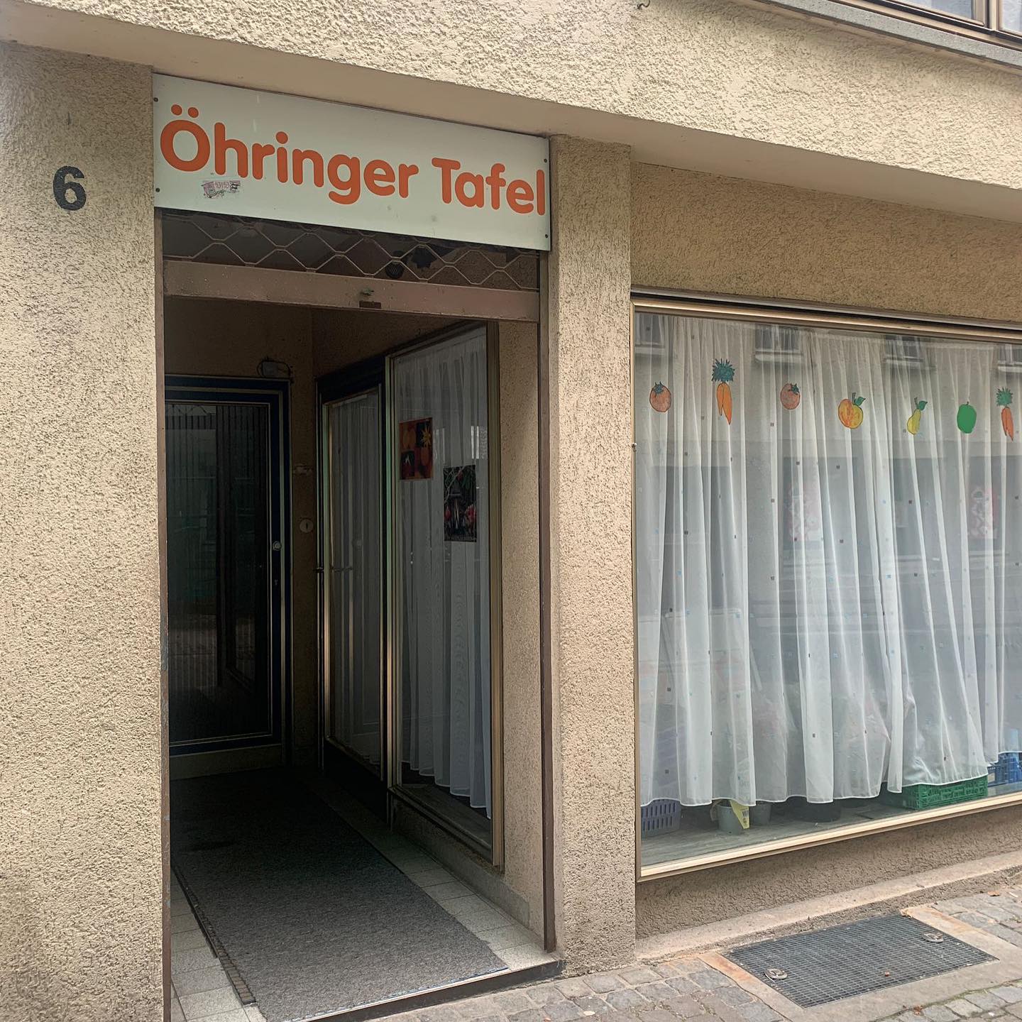 Jaaaa 🥳Luftsprünge, danach wäre uns gerade 🤩
Wir sind nämlich mit der Abrechnung des Laternenumzuges 2022 durch und können mit vollem Erfolg verkünden, dass wir den kompletten Erlös von 3.000€ 💸 an die Tafel in Öhringen spenden bzw. das komplette Geld in Einkäufe investieren ☺️🙏
Das Konzept der Tafel hatten wir euch ja bereits vorgestellt:
Nicht verderbliche Lebensmittel, Hygieneartikel, Obst, Gemüse und vieles mehr werden zu vergünstigten Preisen zur Verfügung gestellt🙃
Allein hätten wir das nicht geschafft, daher nochmals tausend Dank an alle Beteiligten, Gönner, Helfer, Spender – gemeinsam können wir etwas bewegen und das tut wahnsinnig gut! 😊🤝
…ah und morgen folgt noch eine kleine Überraschung 🫢Also stay tuned & much love all unseren Nächsten 🫶🏻
➡️umblättern für den Zeitungsartikel.
#tafel #spende #gutestun #laternenumzug #luftsprünge #inklusion #zusammenhalt #helfen #menschunited