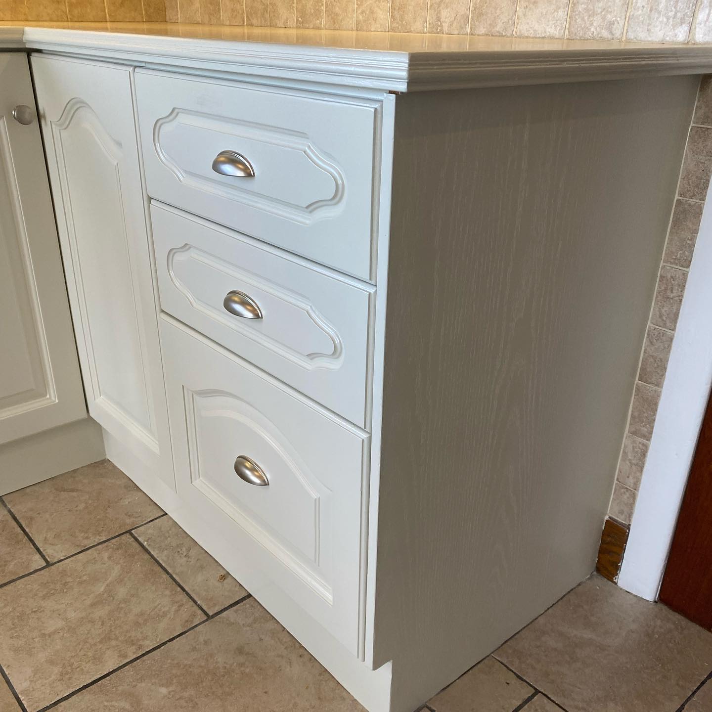 A lovely country home we worked in a few weeks ago, the kitchen was around 30 years old so we gave it a face lift with new cup handles and knobs. Spraying the kitchen with Colourtrend’s Halpenny white. #moranpainting #dundalkpainting #kitchenspray