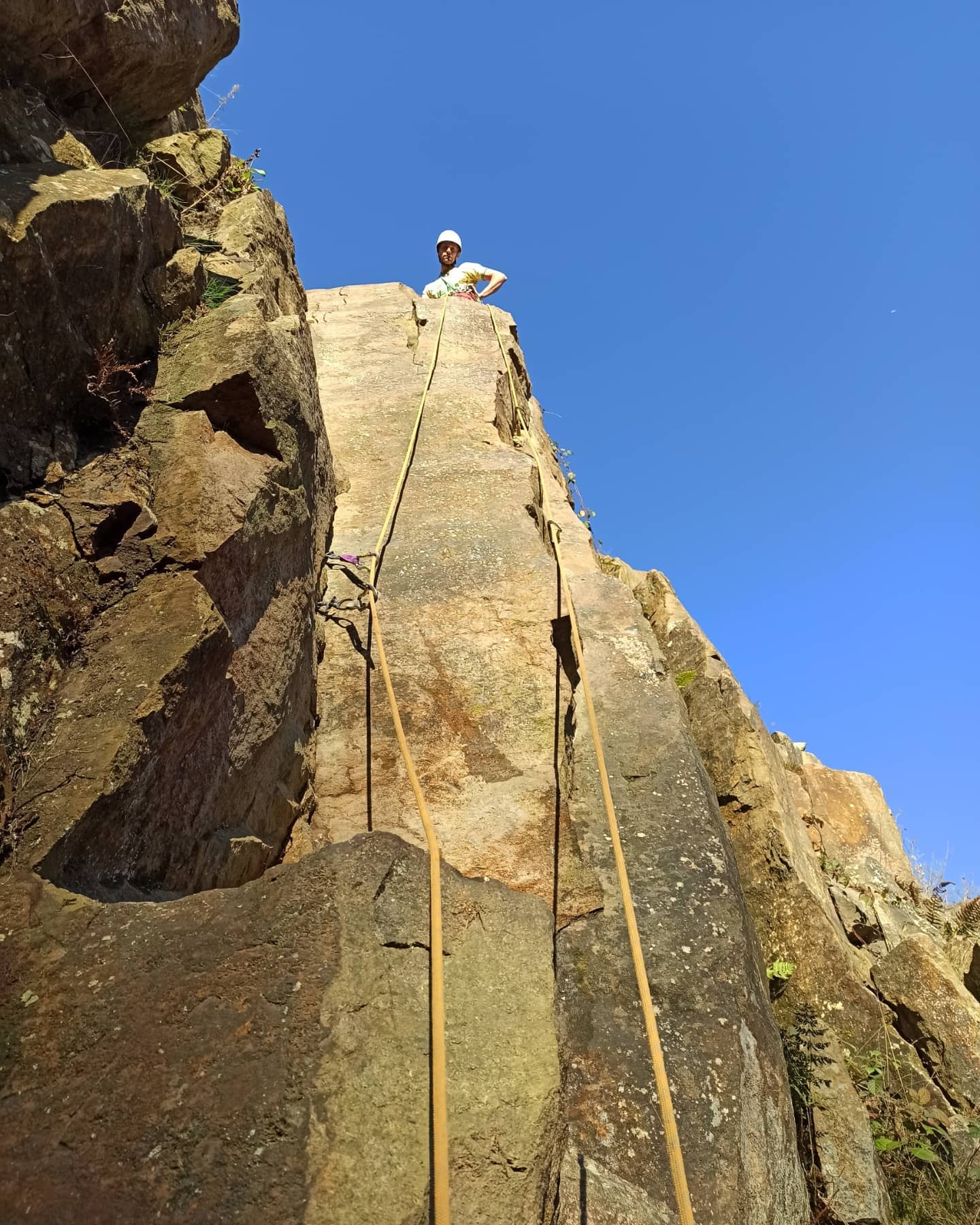 What a great day to be out climbing, blue skies, chossy trad and some bouldering to boot with @lancashireboulderingguidebook , Dave, Joe, Tim, and others. Who says you can't get out in the quarries in November👌
Here's Dave at the top of Open arete E2 5b and @lancashireboulderingguidebook on a new problem