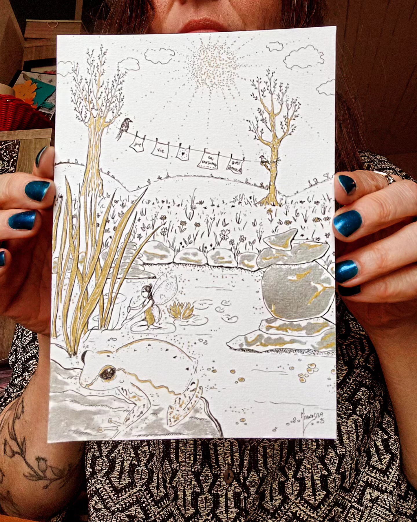 Vendredi matin, j'ai dessiné ce petit format, cadeau d'anniversaire personnalisé pour l'amie d'une amie !
Après un petit brief, se sont dégagés quelques mots: nature, jardin d'émotions, printemps....et grenouille !
Il se trouve qu'un véritable jardin existe, j'ai pris le temps de dénicher des images de l'étang, de l'atmosphère et des évènements qui s'y déroulent !
Une petite fée a voulu elle aussi se glisser dans ce doux décor... Ainsi que des petits mots: joie, vie, en conscience et avec amour ☀️
Et quel plaisir de le découvrir dans la réalité quand je lui ai apporté chez elle hier ✨🪷✨...
Merci Sandrine pour cette belle inspiration !
#jardin #émotions #sensible #dessin #imagination
#artlife #poésie #momentprésent #conscience