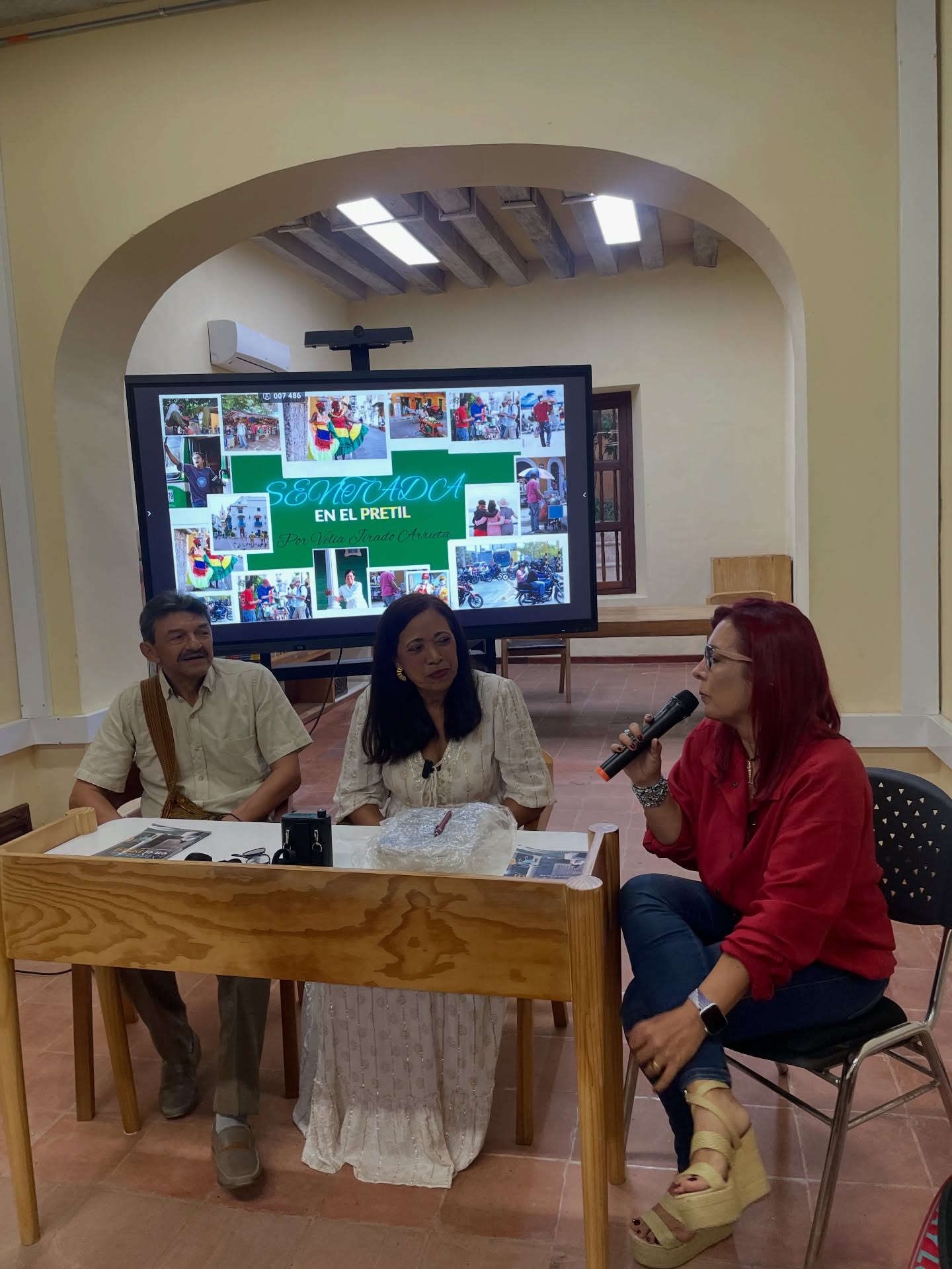 ✨Gracias @veliajirado por permitirnos a @fredychamorrot y a mí conversar contigo en la presentación de tu nuevo libro: Sentada en el pretil, 35 cuentos de la vida real.
🎶🎤🎻Qué momento más especial!! Muchas emociones, anécdotas, risas y por supuesto, buena música como en todo evento de Los Jirado. Esta vez, los asistentes nos deleitamos con las notas de violín de la talentosa Ana María Jirado y la gran interpretación de Verónica, su hija
👏Felicidades Velia por este aporte invaluable a nuestra cultura Caribe
Pd: No se pierdan el próximo #martesderecomendarlibros en La Chaza 👌Ya tenemos la reseña lista de Sentada en el pretil!!
🎉FELICIDADES🎉
#presentacióndelibro #sentadaenelpretil
#cuentosdelcaribe #veliajirado
Felicidades