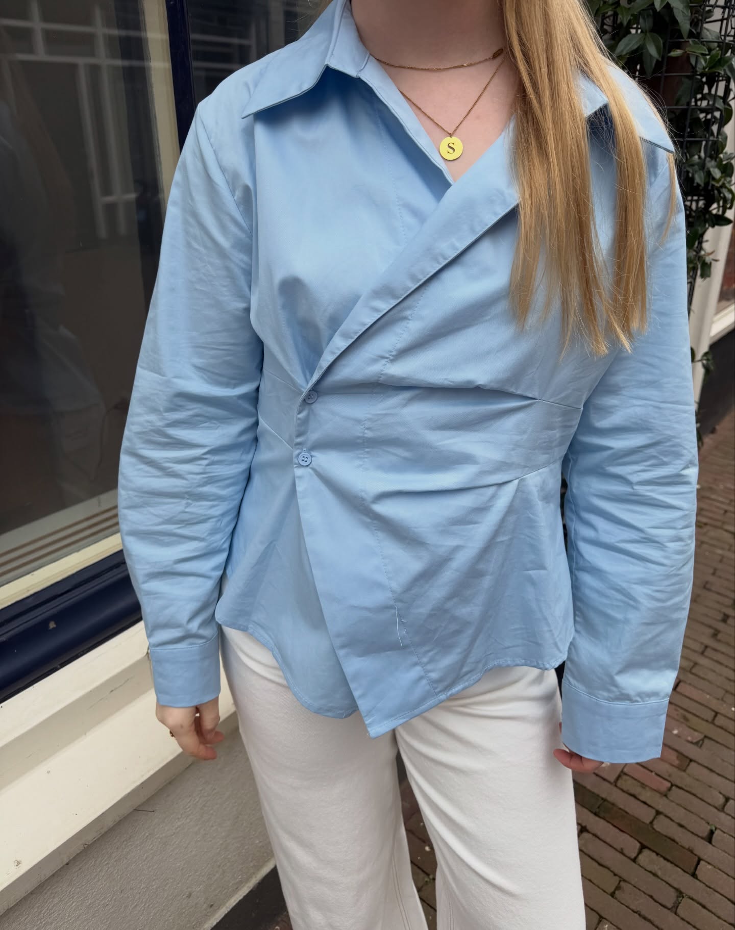 ✨ TREND ALERT ✨
De schuin sluitende blouse, een upcoming trend die je overal gaat zien 👀💙
