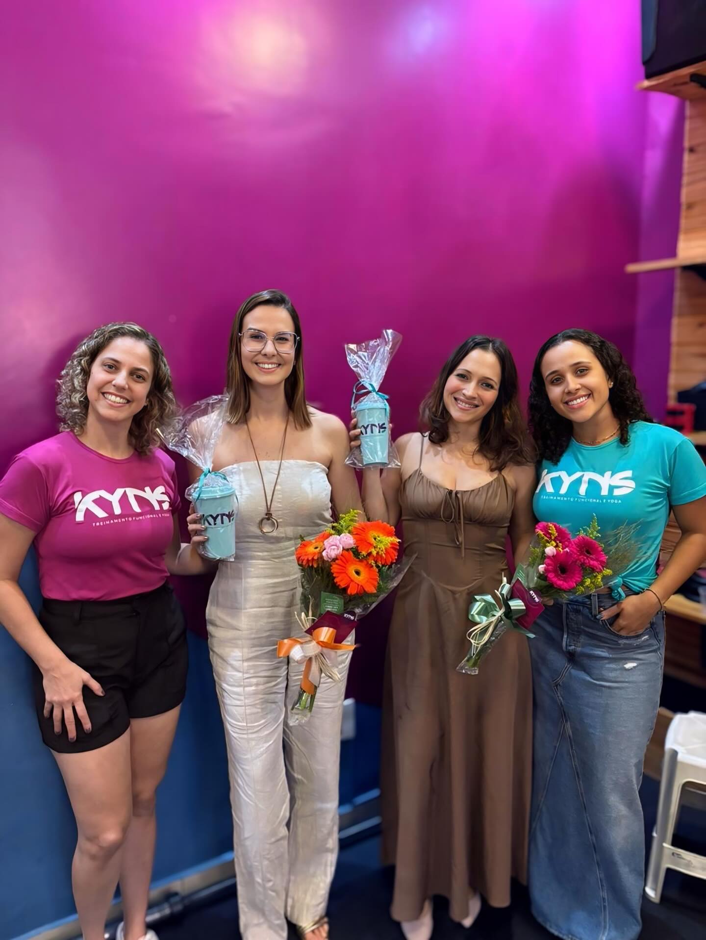 O encontro de hoje no @studiokyns teve como tema central o cansaço que não é só físico: “Saúde mental, sobrecarga feminina e as pequenas pausas que salvam o dia.”.
Foi uma manhã deliciosa e muito rica na troca de experiências!
Obrigada, @letiicia_santos e @larissacorrea.yoga pelo convite! ♥️