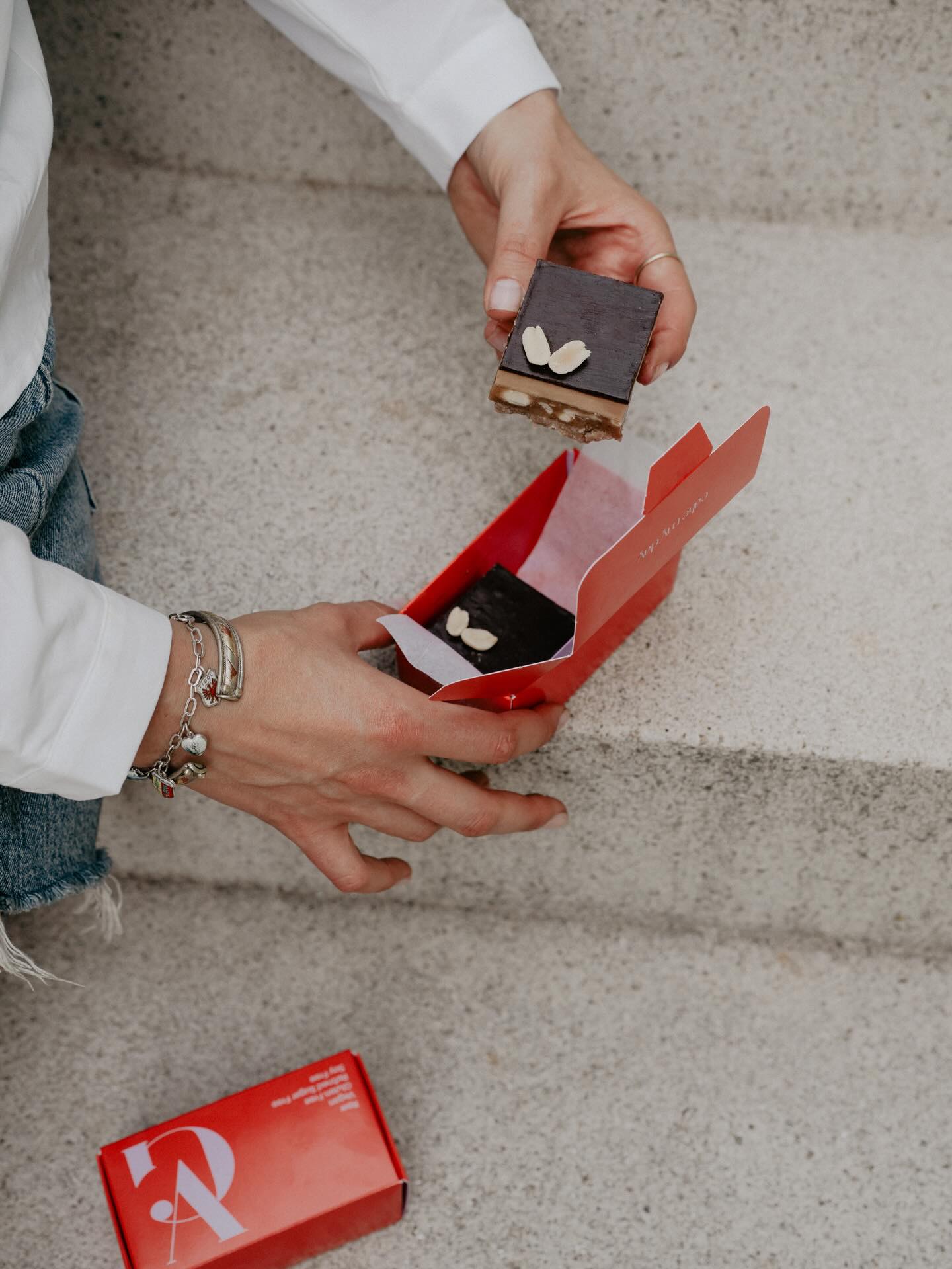 Jetzt beginnt die Zeit, in der sich wieder viel mehr draußen abspielt, auch das Essen - und ich liebe das!😍
Die Natur, die Sonne, die Vögel und vielleicht sogar noch ein paar Goodies vorrätig zu haben. 🙌🏼🦜
Mir persönlich fällts zum Beispiel wirklich viel leichter präsent zu sein, wenn es draußen warm ist, oder ich in der Natur bin. Ich merke zum Beispiel, ich kann mein Essen dann oft mehr genießen, fühle mich „geerdeter“, oder komme auch schneller wieder zurück zu mir. Geht‘s noch wem so?
Während ich das hier schreibe, taut neben mir übrigens grade ein Stück Snickerz auf. 😁🤫
Unsere Godies findet ihr übrigens im 2er Pack, 6er Pack, oder auch in den mixed Goodies zu finden und hat mit einem echten „Snickers“ bis auf die Geschmacksrichtung nichts Gleich. 🙈
#glutenfree #rawdessert #startup