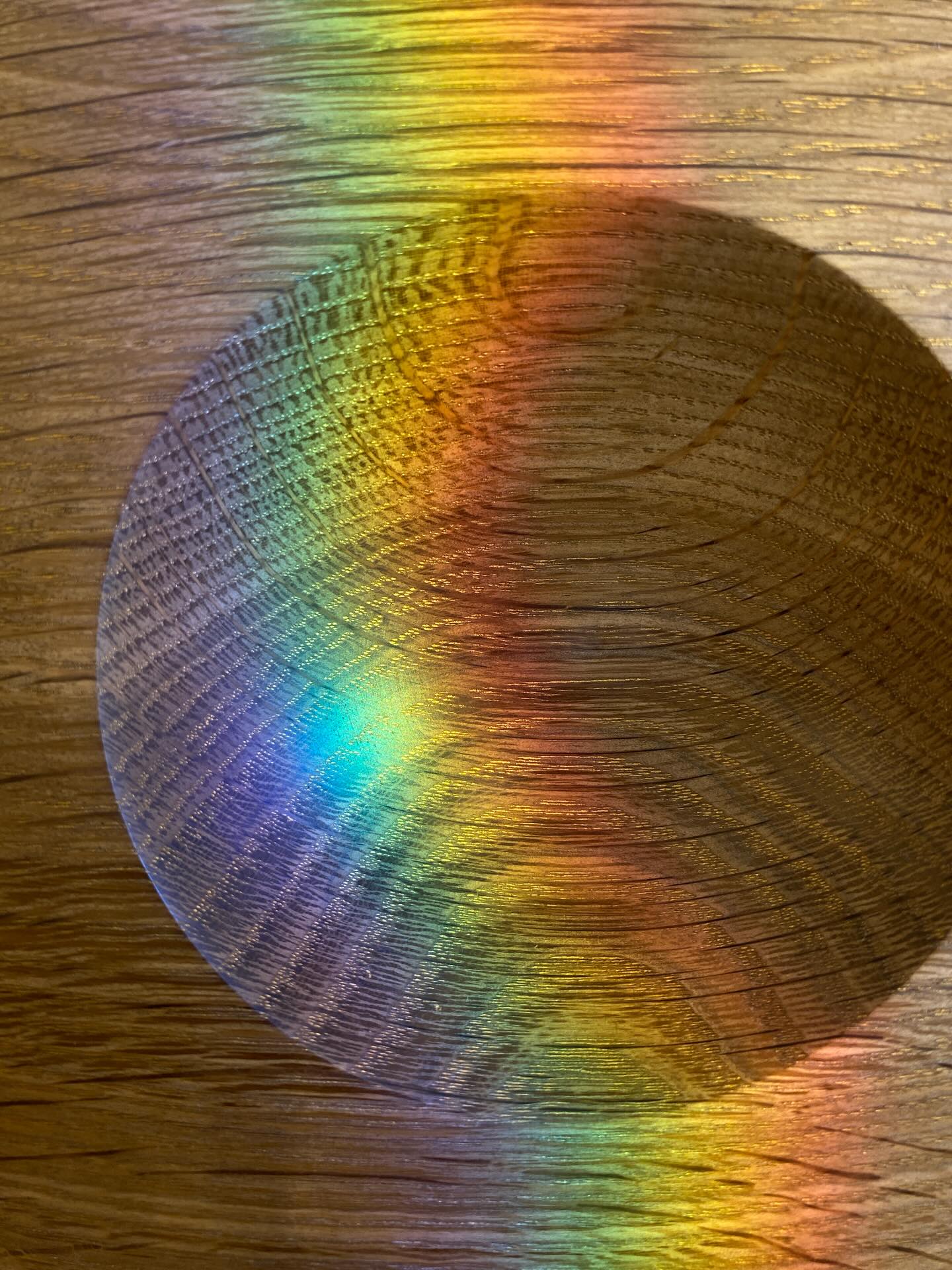 🪐💫Celestial Wood💫🪐
A wonderfully cosmic effect created by sunlight bouncing off one of our window mirrors onto a superb oak bowl by @howardlucasdesignercraftsman