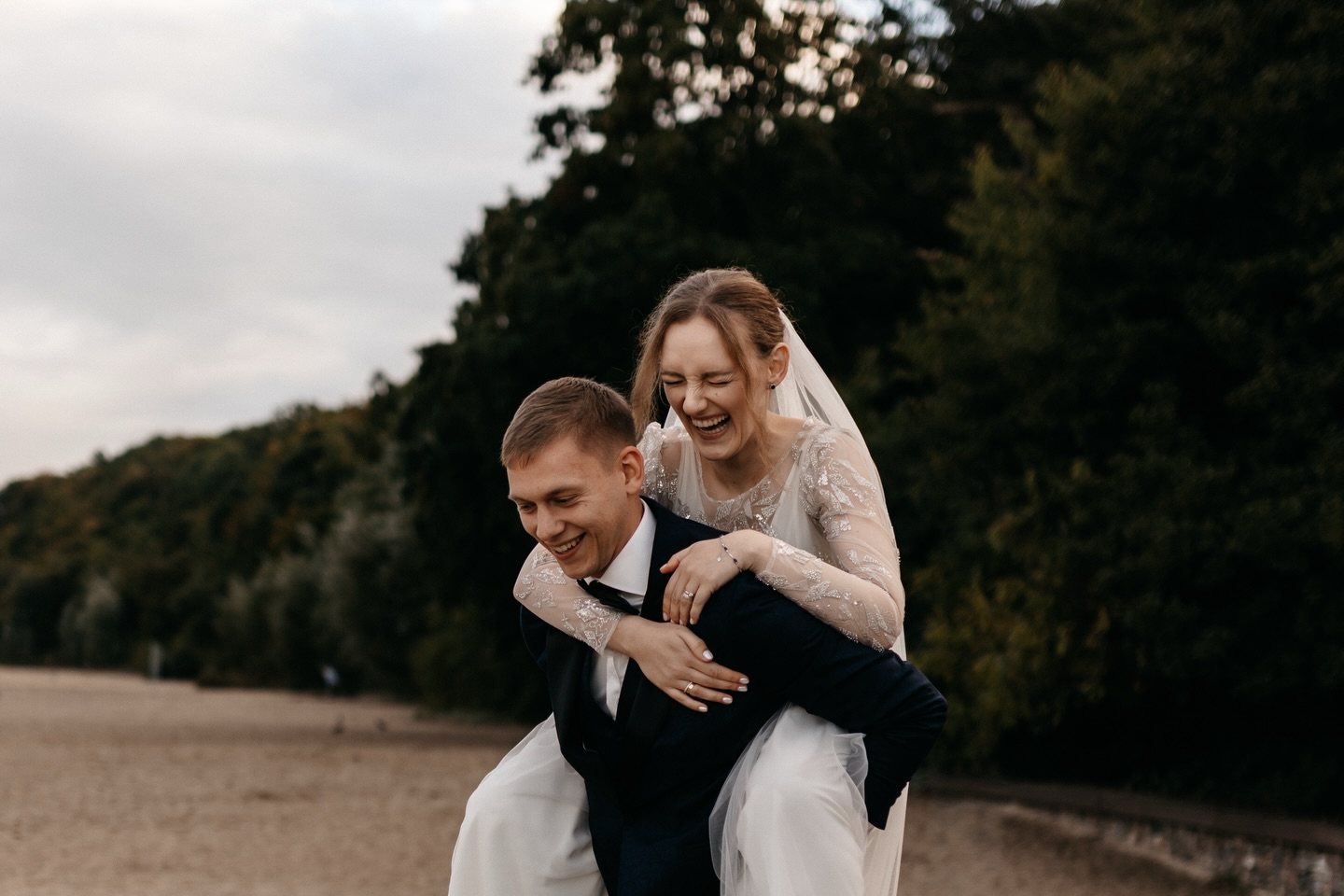 Nie da się ukryć, że sesje na plaży z morzem w tle należą do jednych z moich ulubionych 🤍 W powietrzu czuć, że wiosna rozgaszcza się pomiędzy nami coraz śmielej, więc okazji do takich spotkań będzie zdecydowanie więcej 🌼. Zima była potrzebna, taki czas wycofania, uspokojenia, wyciszenia jest naprawdę wartościowy.
Pięknie stworzony jest ten świat, że pory roku mogą wyznaczać rytm życia. A teraz wszystko budzi się do życia i ja też 🤸♀️… Kto ma ochotę już wyskoczyć spod kocyka? #fotografiarodzinna #fotografelblag #zatokagdanska #wspolnechwile