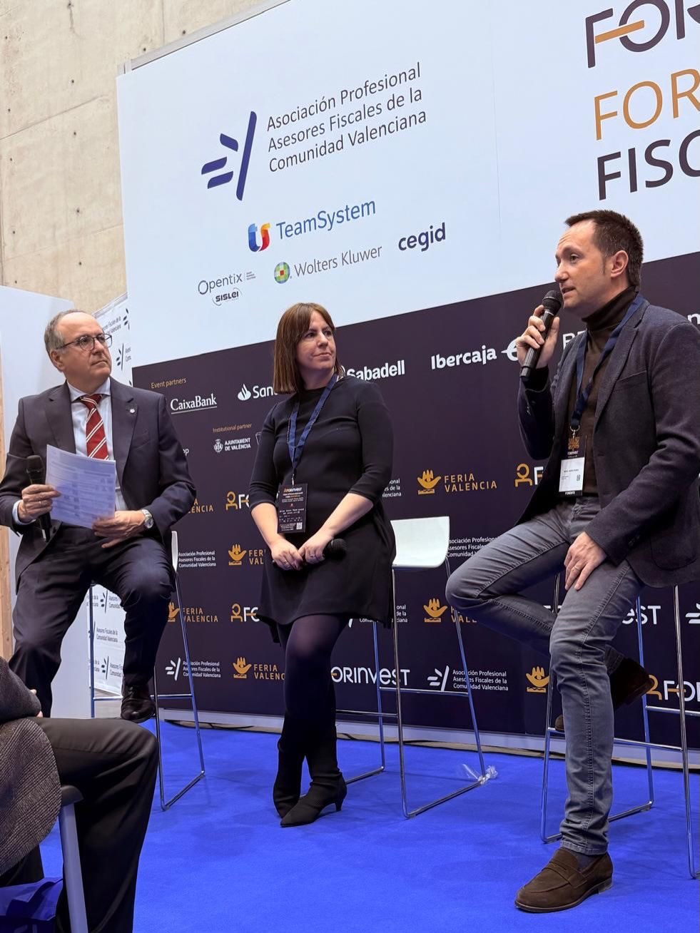 🎙️ Marzo es un mes de congresos y esta semana hemos asistido como ponentes a 2 de ellos:
⟶ Por un lado, abrimos @forinvest en Valencia con una charla sobre cómo activar el talento para generar valor real para nuestros clientes.
⟶ Por otro lado, viajamos a las islas Canarias para participar junto a @marcet.xavier en el congreso “Evolucionar al unísono” y hablar sobre cómo liderar un proyecto y cómo asesorar desde el humanismo.
En Querol by Talenom creemos que el verdadero valor de un despacho está en las personas que forman parte de él: equipo y clientes 👥
Por eso ha sido un placer debatir sobre estos temas tan importantes para nosotros y compartir experiencias y mejores prácticas con otros profesionales a los que admiramos.