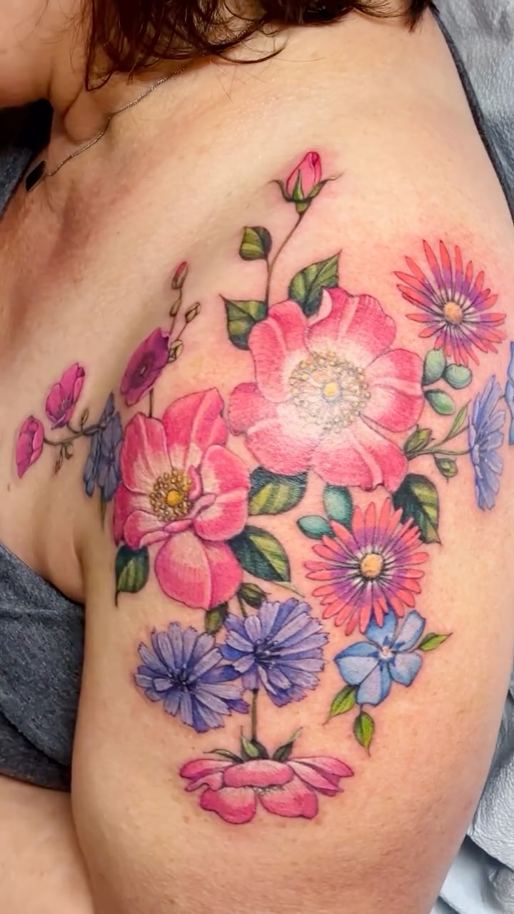 Amy’s beautiful and unique selection of flowers makes a stunning shoulder tattoo♡ Rock Purslane, Periwinkle, Wild Roses, Ice Plant, and Chicory.
#shouldertattoo #flowertattoo #floraltattoo #botanicaltattoo #botanicaltattooartist