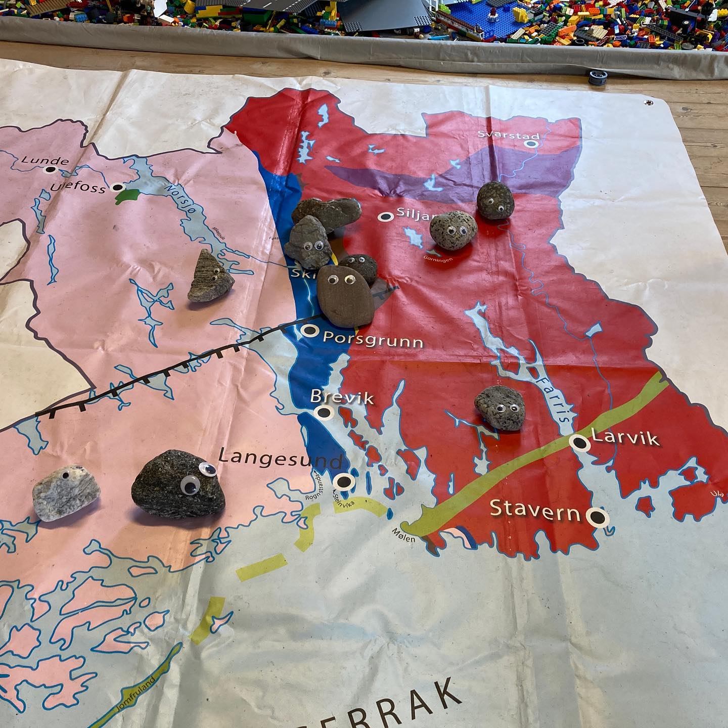 Geoparken er på sommerutstillinga i Langesund! Onsdag-søndag denne og neste uke kan du komme innom Cudriosgate 3 for å lære mer om den spennende geologien i geoparken. Vi har flere aktiviteter for barn, blant annet fossilmaling, tegnekonkurranse og plankton under mikroskopet. Kom innom!