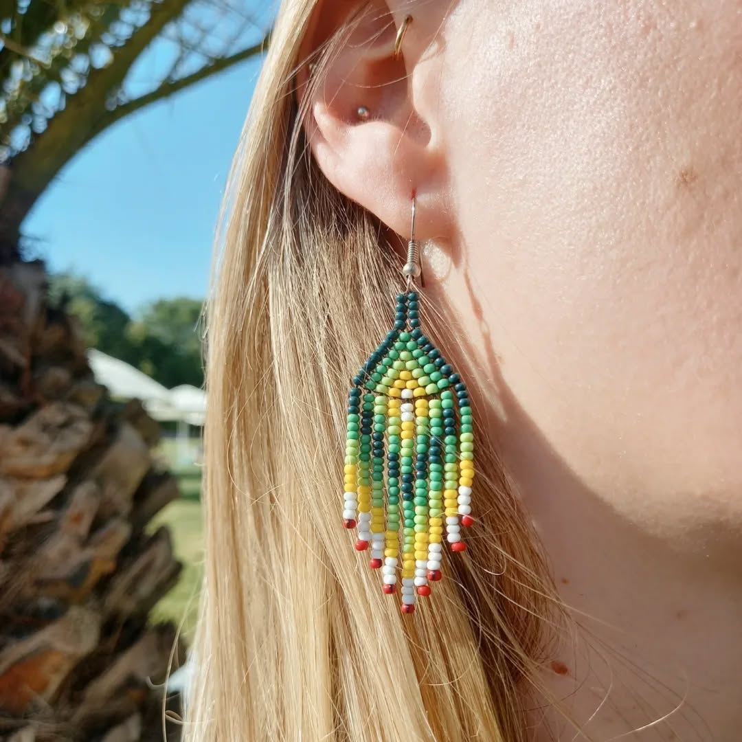 🍋 Limón 🍋
But in countries like Spain or Italy they call it lima 😋 is a fruit that we use a lot in Latin America 🥰 speacially with the fruits; 🥭 is the best example.
Do you know that we eat Mango with Limón and salt? Is so delicious and is so typical to find people selling it on the streets🥰🥰🥰🥰 like 📢📣 ¡a la ordeeeen lleve el mango con sal y limón, pa' que se le agua la boca!
That's why I want to call this earrings Limón, because those colors remeber that perfect mix 🥰 and more in this summer 🥵
🤪So get ready when you go to South America to buy Mango con Limón🤪 or why not... do in your own home 🥰 or bring that spirit in your earrings 😍😍😍😍😍😍😍