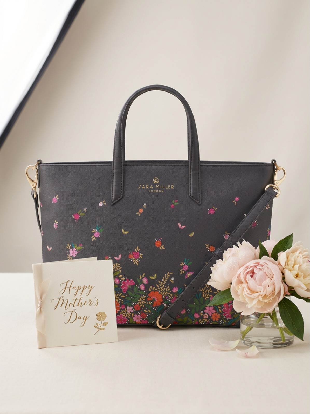 Looking for a Mother’s Day gift she’ll actually use?
The Ditsy Floral Medium Tote from Sara Miller London is a timeless choice ✨