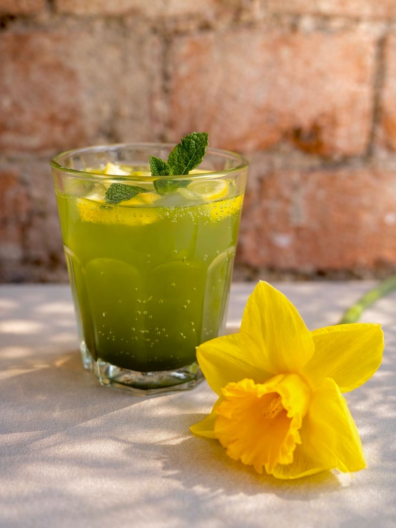 Jarní matcha osvěžení Mezi řádky. 🍃
Lehký, svěží drink s jemnou chutí matchy, ledem, citronem a mátou.
Ideální na první teplé dny.
Stavte se ochutnat. 💚
#etincellecz #meziradky #bistro #hendikepneniprekazka #matcha