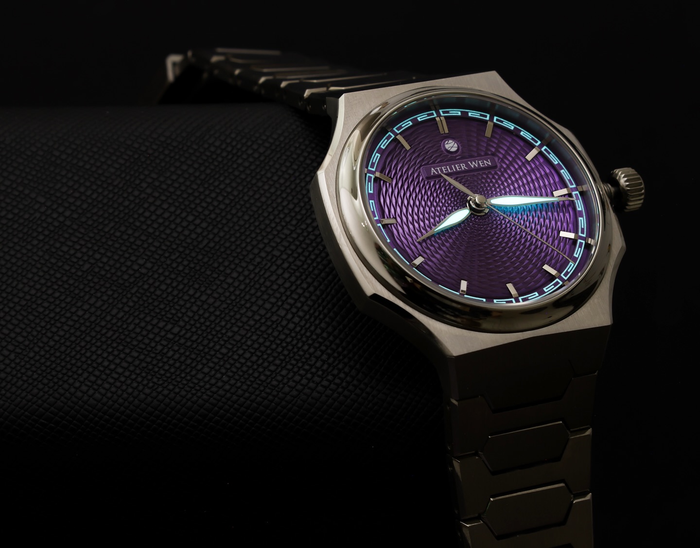 I see some other #fridaynightlumebattle posts and I couldn’t resist… ⚔️
This is not the usual “lume monster” you expect to see from the Asian market (Seiko makes some impressively bright watches), but Atelier Wen absolutely holds its own when it comes to telling time in the pitch black.
The SuperLuminova applied to the hands is so dense that it reflects off the underside of the hands onto the dial. And that floating chapter ring with the repeating motif pattern in blue? Unmatched! 🟣
What’s your submission this week?
⌚️: @atelierwenwatches Perception (Mú) Millésime 2024
#watches #watchfam #watchcollector