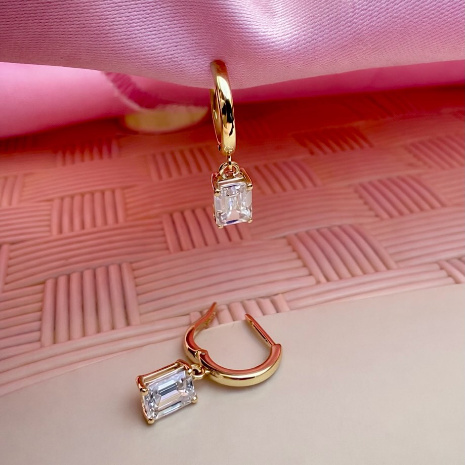 ✨Timeless gold hoop earrings with a dazzling emera…