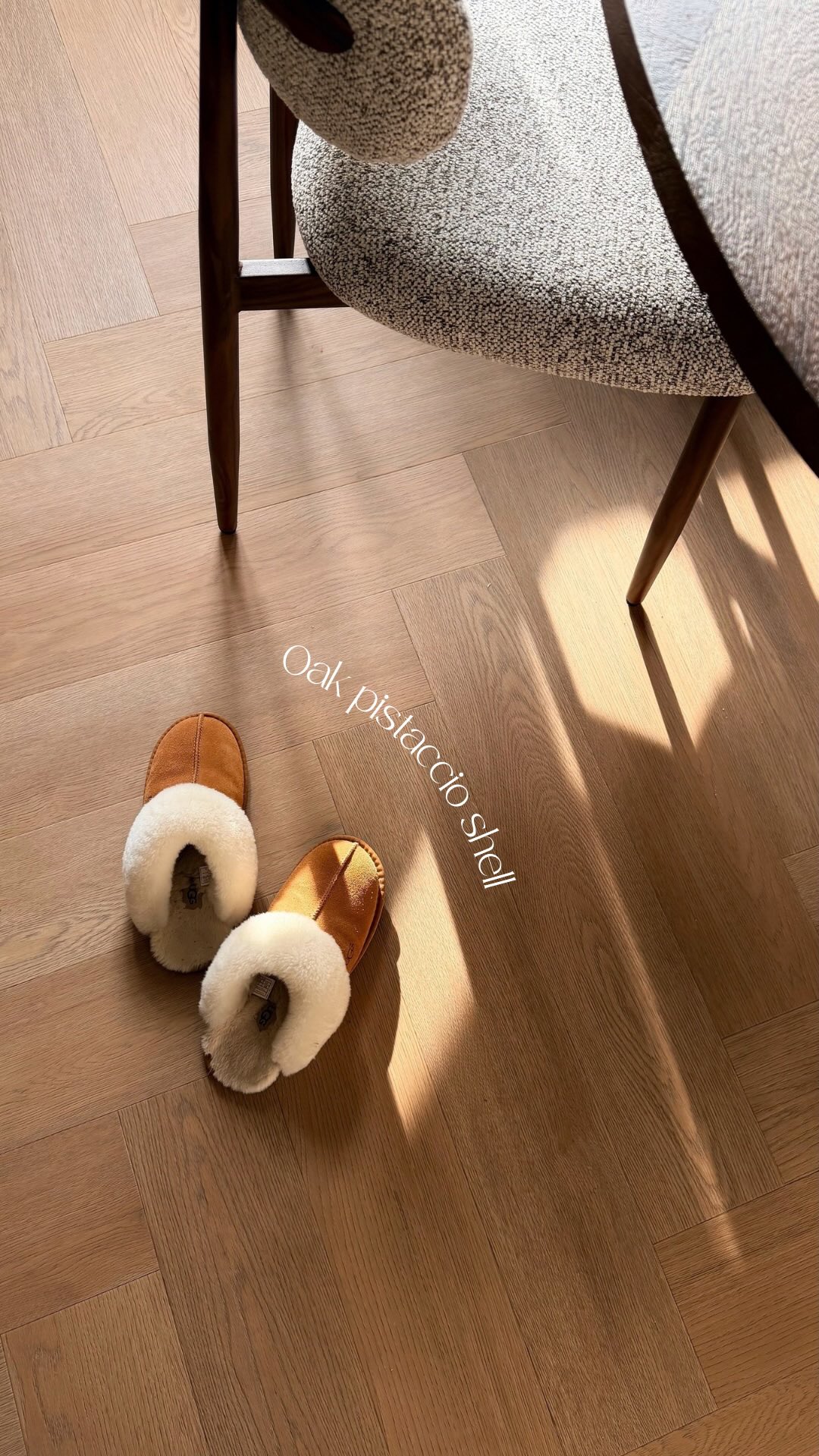 Soft tones, timeless oak, and a quiet kind of elegance. Our new Chatillon Oak Pistaccio Shell floor by @laminaatenparket.nl sets the mood for the entire space.
