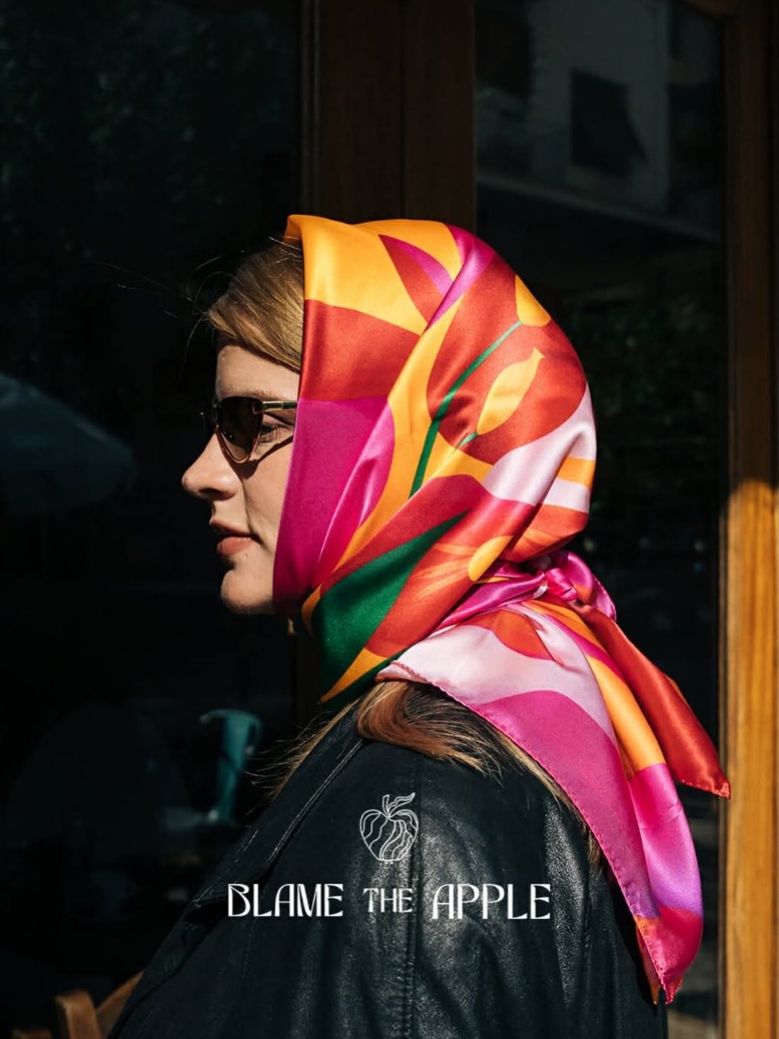 Blame the Apple : Greek Silk Scarves with an urban cool vibe 🍎
#greekdesigner#wholesale#fashionshowroom #silkscarves