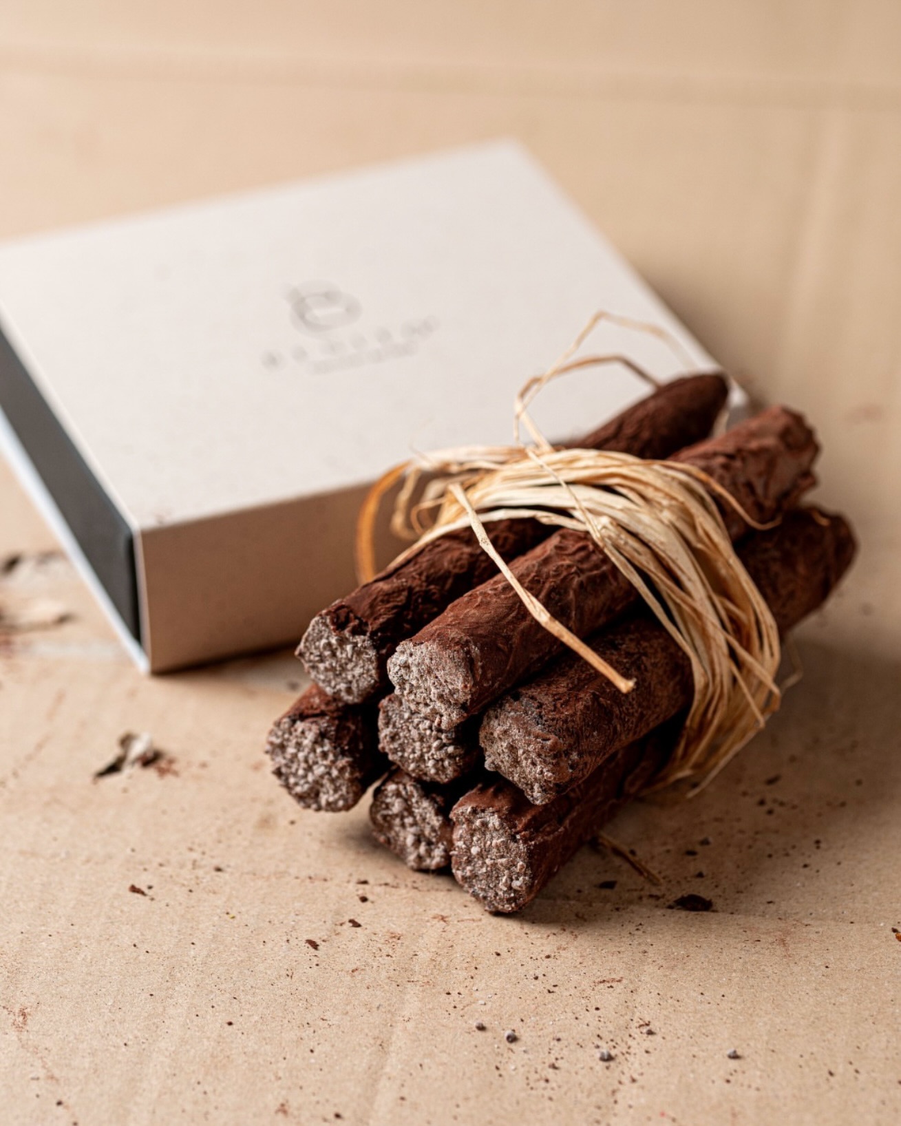 Basta un morso per sentire tutto il calore dell’Avana. 💛
Cioccolato Cuba, rhum, agrumi e frutta secca per un sigaro tutto da assaporare!
Disponibili in Edizione Limitata per la Festa del Papà.
#PasticceriaBenito #SanGiuseppe #FestadelPapà