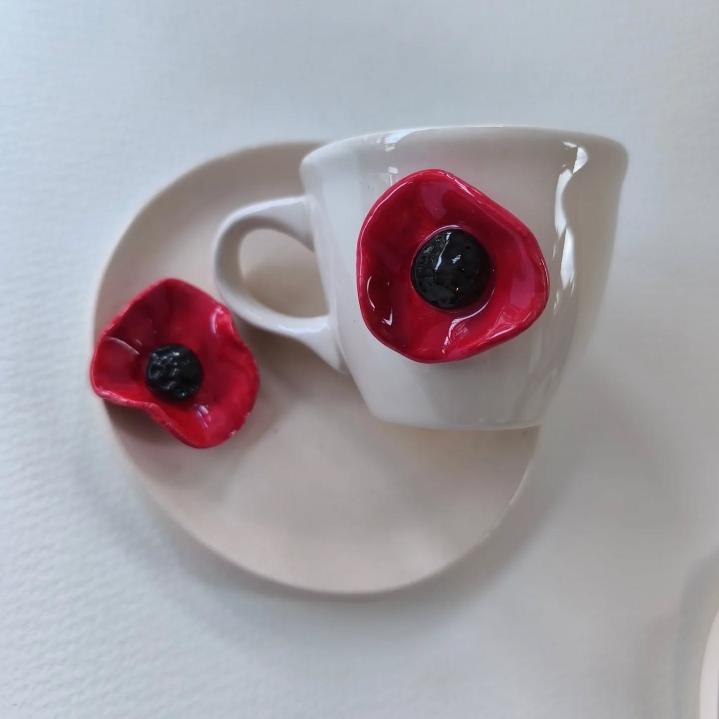 .
Gelincik Sessizliği
Bir fincanın kenarında açan gelincik.
Bazen en sade anlar en derin izi bırakır.
Narin.
Zarif.
Sessiz bir tutku.
@laylaceramic
#laylaceramic #seramik #gelincik #ceramicart #handmadeceramics sanat artisan