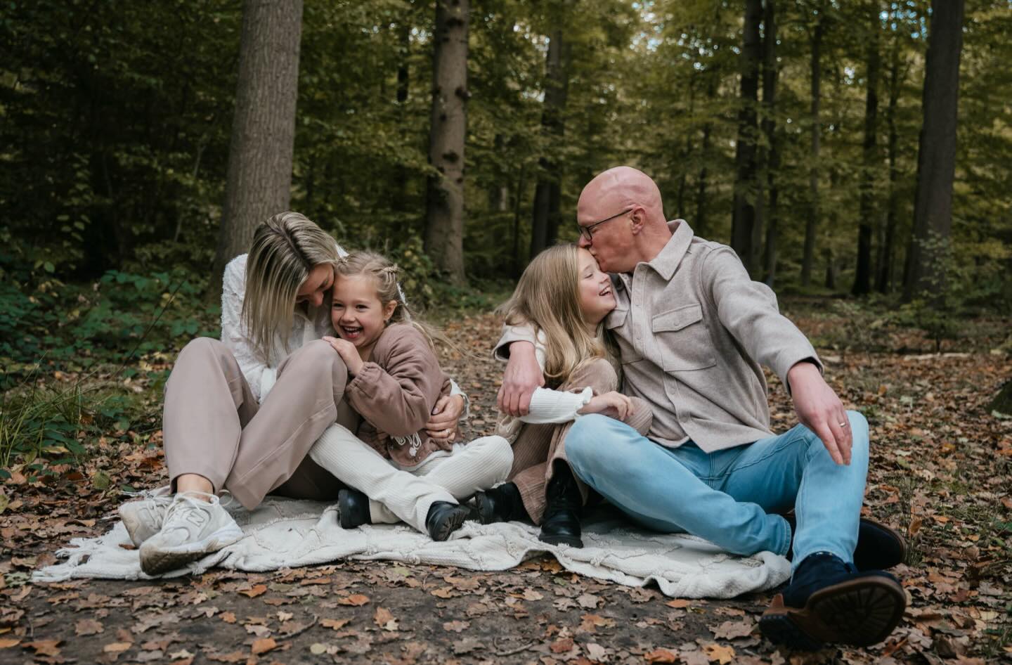 Yes yesssss er komen weer heeeel veel leuke shoots aan! As zondag minishoots in het bos (hopen op droog weer aub aub aub!). Deze shoots blijven zo leuk om te doen, en het resultaat is toch ook geweldig om te hebben???
#gezinsshoot #familiefotograaf #fotograafbrabant #allesflits #fotograafettenleur