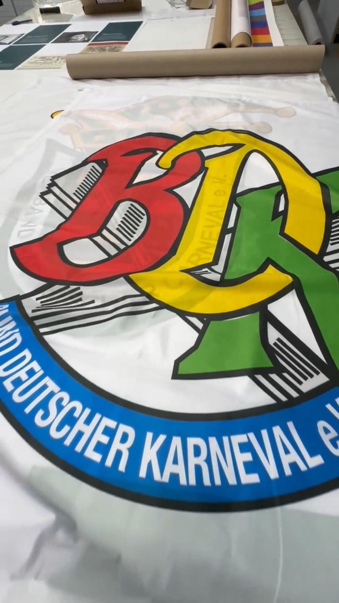 Frischer Auftritt für den Karneval!
Für den Verband Sächsischer Carneval gab es frische, hochwertige Fahnen im Format 1,20 x 4,40m, mit integriertem Bleiband, für die kommenden Events und Meisterschaften.
Eine Hissfahne mit dem Logo des Bund Deutscher Karneval darf da natürlich nicht fehlen. Diese wird nun gemeinsam mit den neuen Verbandsfahnen ein starkes Zeichen für Tradition, Brauchtum, Gemeinschaft und närrische Leidenschaft setzen.
Wir freuen uns einen kleinen Beitrag zur bunten Welt des Karnevals leisten zu dürfen und wünschen allen Vereinen und Tänzern viel Erfolg am Wochenende auf der 53. Deutschen Meisterschaft im Karnevalistischem Tanzsport in Köln.
@verband.saechsischer.carneval
@karneval_deutschland
#karneval #fasching #karneval2026 #vereinsleben #tanzsport #fahnen #digitaldruck #flags