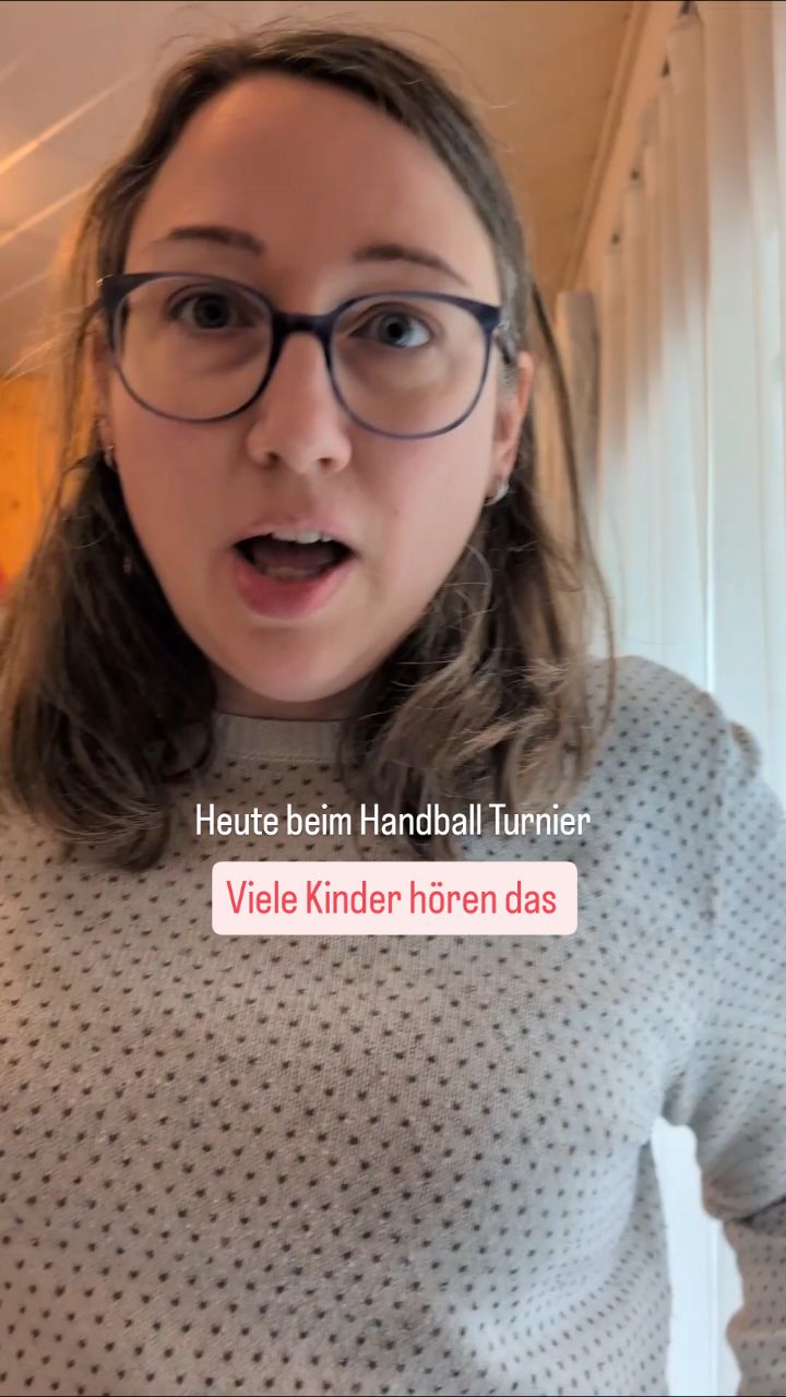 Das erste Kind zweifelt an sich.
Das zweite glaubt an sich.
Was wir zu unseren Kinder sagen, wird zu ihrer inneren Stimme. Die Stimme, die in 10 Jahren flüstert:
😬 "Mensch, pass doch auf" und "Streng dich endlich an" oder die Stimme, die sagt
🥰 "Yay, du hast es geschafft" und "Mach weiter so".
Willst du wissen, wie du dein Kind ERMUTIGEN kannst? Jeden Tag, in den kleinen und grösseren Momenten? Folge @bettermut.beratung für ganz viel Ermutigung.
Für uns mag das, was wir sagen, ein feiner Unterschied sein, für unsere Kinder macht es einen riesigen Unterschied.
Hier sind 7 ermutigende Sätze, die du deinem Kind sagen kannst 👇🏻
Mach weiter so.
Die Hälfte ist schon geschafft.
Gib nochmal alles.
Jetzt nicht aufgeben.
Du strengst dich so sehr an.
Was du schon geschafft hast.
Du kannst stolz auf dich sein.
#ermutigung #gleichwertigeelternschaft #aufaugenhöhemitkindern #muttutgut #bettermut