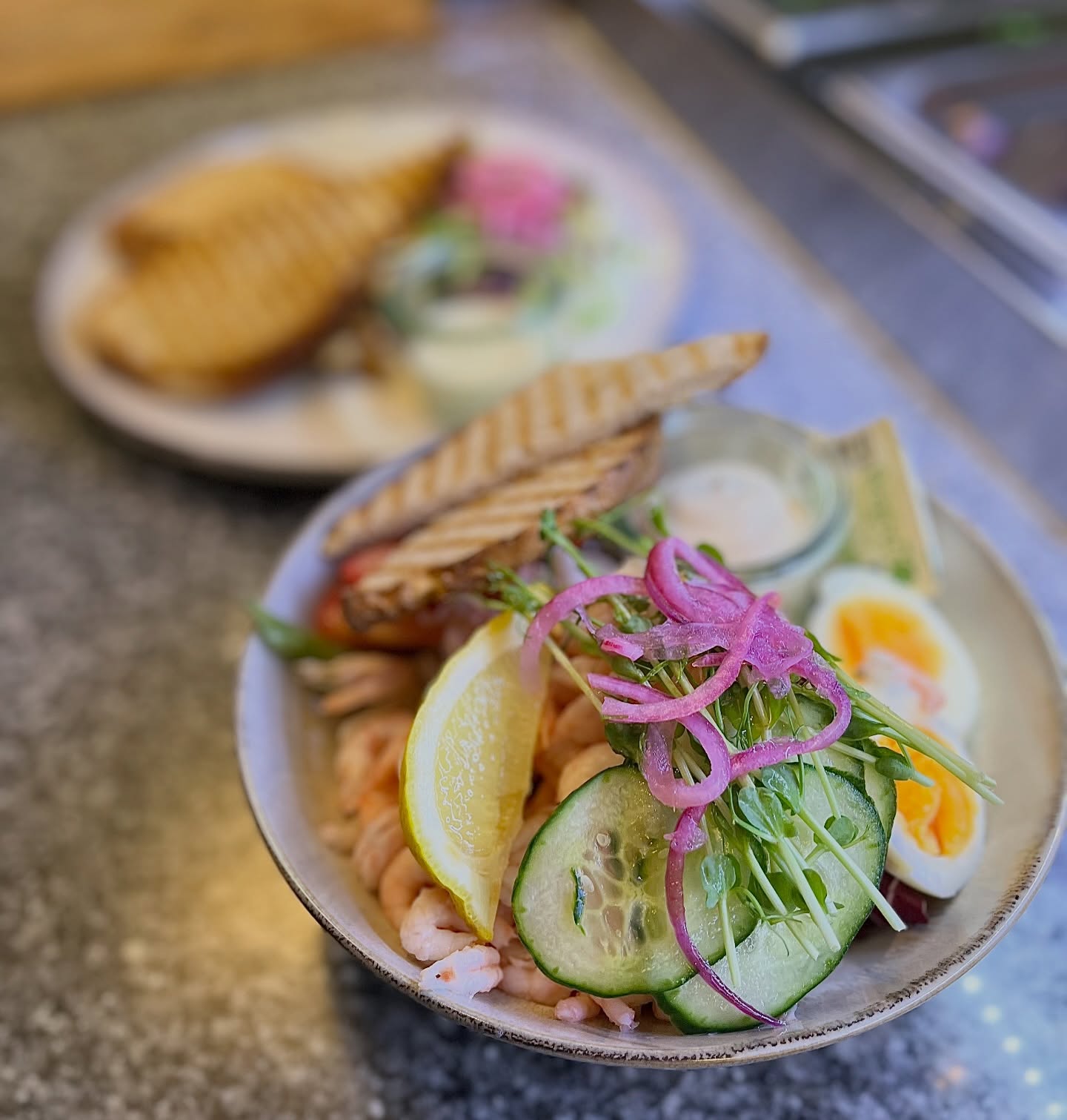 Lördagslunch på Änglagott? Ja tack🫶
Hos oss hittar du både fräscha sallader, grillade smörgåsar och andra goda lunchalternativ🌸
Kom in på något gott att äta eller dricka ☕️
Vi har öppet 08.00–15.00
Välkommen 🤍