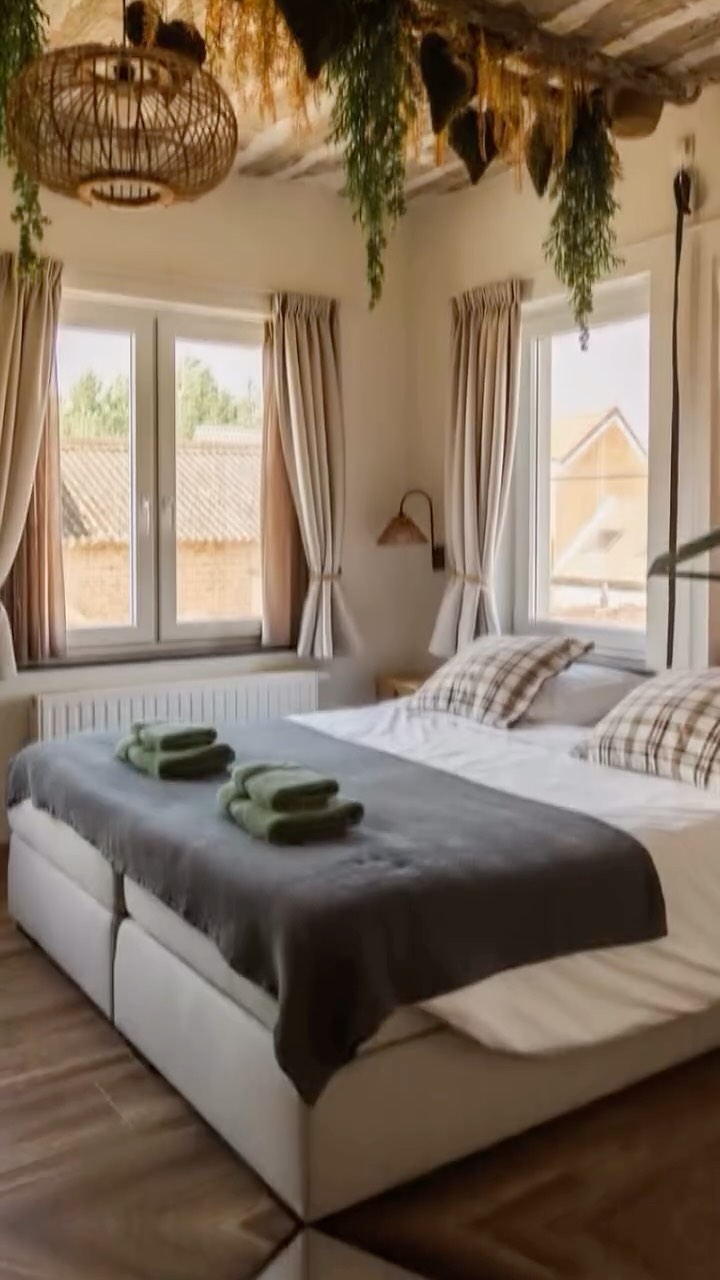 Ons huisje 6 o’ Clock langs het wijnkasteel van Genoelselderen is geschikt tot 6 personen. Op 1 minuutje wandelen heerlijke wijntjes proeven en dan tot rust komen in ons gezellig huisje . #timeoutvakantiemakers #altijdlimburg #visitriemst #bijzondergronds #wijnkasteelgenoelselderen
