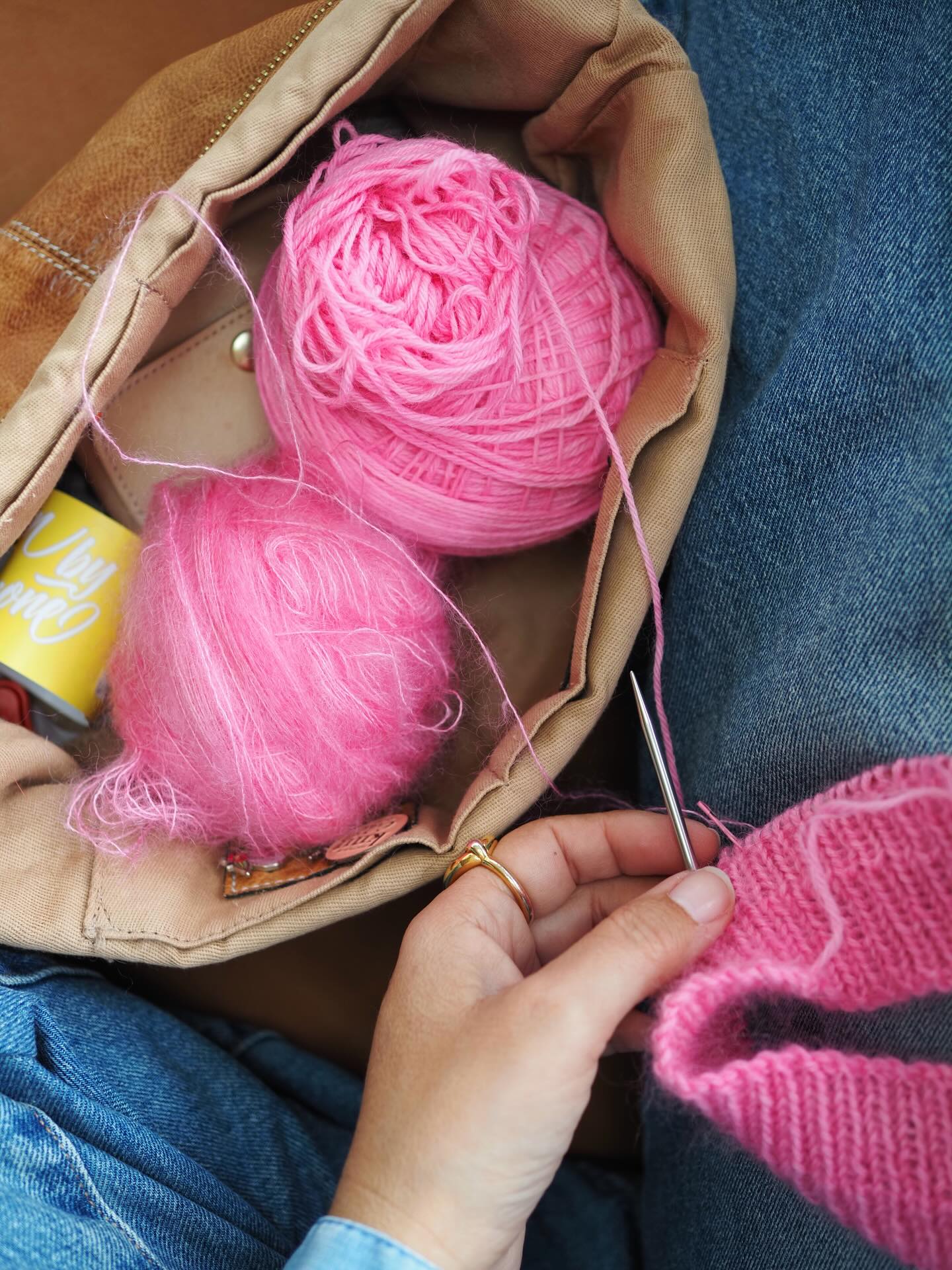 J’ai commencé un nouveau tricot. Mes cakes sont moches mais ce rose est trop trop beau. 🎀
Je vais tricoter du jersey en rond. 🎢 Ça sera le parfait projet pour ce week-end à la montagne entre amis.
Fils . SAM et KMS @yarnbysimone Couleur Jailhouse Rock
___________________________________
#atelieremiliedesigns
Tricot Knit knitting tricot